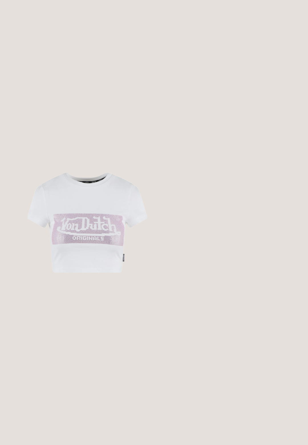 T-shirt blanc court à manches courtes, avec un graphique logo en strass rose sur la poitrine. Matériau en coton lisse.; Jean en denim bleu clair à jambes larges avec taille haute, poches avant, fermeture par bouton et passants pour ceinture.; Baskets blanches à lacets avec une semelle épaisse, en matériau synthétique lisse, accents texturés et une languette au niveau du talon.; Une paire de lunettes de soleil rectangulaires avec des montures translucides bleu clair et des verres gris foncé, présentant des branches droites et des détails matériels minimaux.; Sac à main à perles noires avec une silhouette courbée, une poignée de transport et une texture brillante. Porté avec des chaussures à talons hauts noires et un short noir ajusté.; Collier en chaîne argentée avec des perles ovales en faux, accompagnées de maillons délicats, présentant un design en couches avec une esthétique minimaliste.