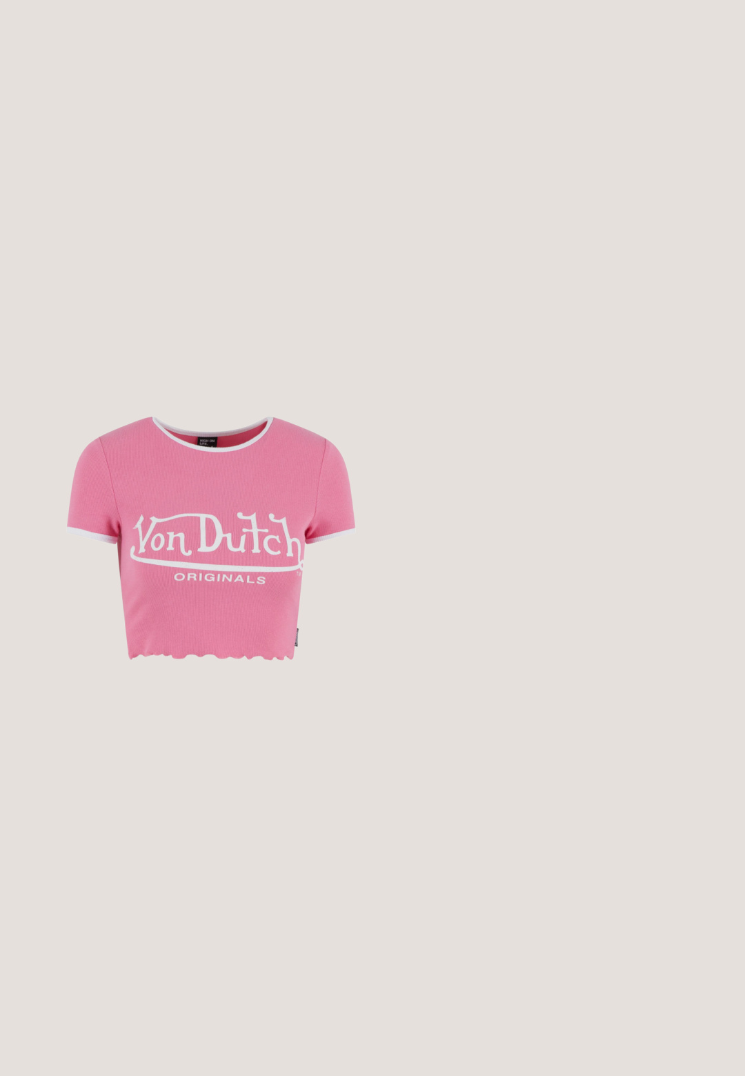 Ružové skrátené tričko z rebrovanej látky s bielym volánovým lemom. Obsahuje logotyp "Von Dutch" v bielom tlači cez hruď. Krátke rukávy.; Čierne široké džínsy vyrobené z denimu. Majú vysoký pás, predné a zadné vrecká a strieborné kovanie na zapínaní na gombík a zips.; Biele tenisky s robustnou podrážkou, textúrovaným koženým zvrškom a ozdobným kovovým retiazkou s príveskami. Obsahujú šnurovanie a polstrovaný golier.; Čierne slnečné okuliare v tvare mačacích očí s hrubými ráfikmi a tmavými tónovanými šošovkami, zobrazené na bielom pozadí.; Biela syntetická kabelka s zakriveným siluetom, nastaviteľným popruhom, dekoratívnou prackou, striebornými kovovými detailmi a pribalenou modrou visačkou.; Jemný zlatý náhrdelník s malým modrým príveskom v tvare motýľa s čiernymi a bielymi detailmi na krídlach.