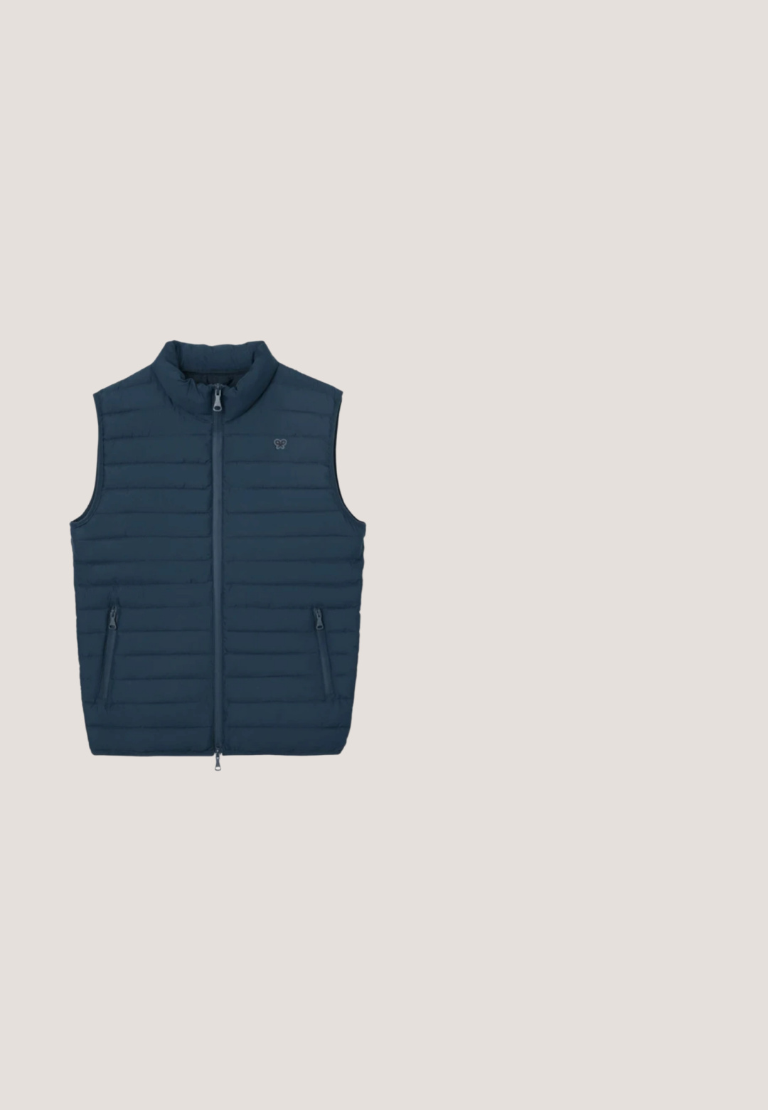 Chaleco sin mangas acolchado azul marino con costuras horizontales, cuello de pie y lengüeta de cremallera trasera en la parte inferior central.; Sudadera azul hecha de tela suave, con un bolsillo canguro en la parte delantera, capucha con cordón y logotipo impreso de "Tom Tailor" con acentos en azul claro.; Polo de manga larga en azul claro con un cuello en contraste de color marino. Material de algodón, con un pequeño logo en el lado izquierdo del pecho. Corte clásico.; Pantalones casuales azul marino con cintura elástica y cordón blanco, de pierna recta y tejido ligero.; TOM TAILOR LICENCE SNEAKER MIT -BLOCKING - Zapatillas - navy; Piquadro MODUS  - Bandolera - blu