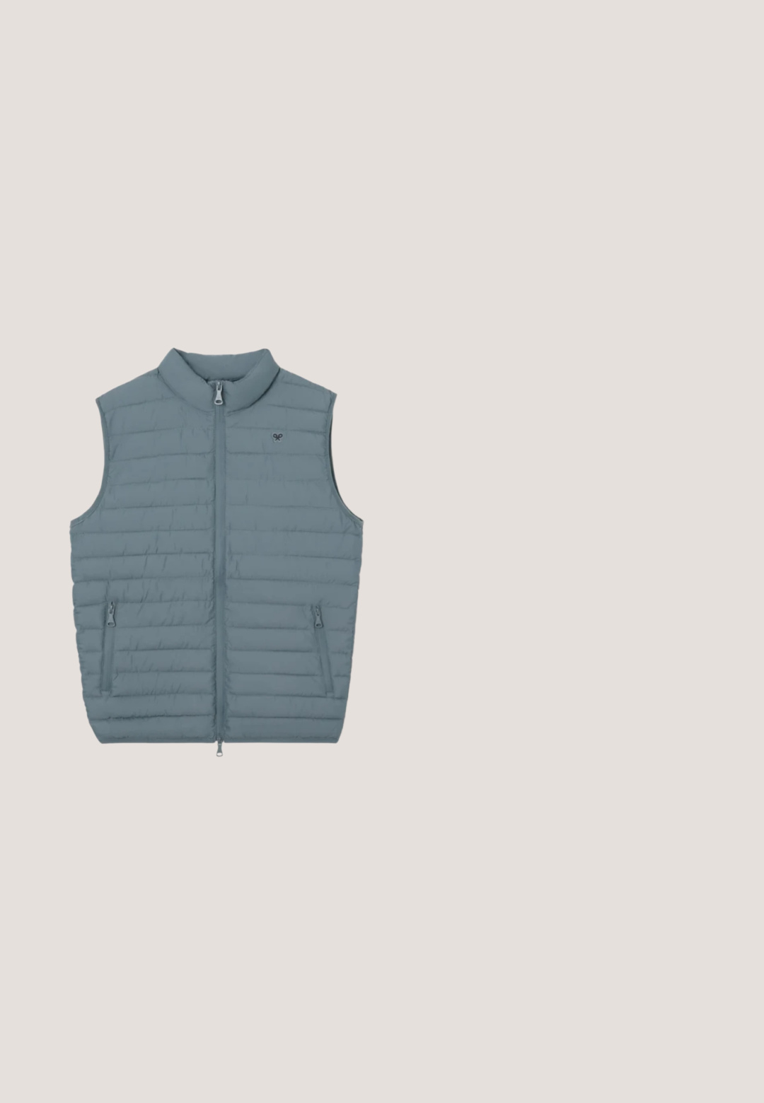 Chaleco acolchado sin mangas azul claro con cuello alto y costuras horizontales, visto desde atrás.; Sudadera azul hecha de tela suave, con un bolsillo canguro en la parte delantera, capucha con cordón y logotipo impreso de "Tom Tailor" con acentos en azul claro.; Camiseta de manga corta azul claro hecha de tejido suave, con escote redondo y un pequeño logo en la parte izquierda del pecho. Textura lisa.; Vaqueros de denim de corte slim en azul claro, con botón frontal, cremallera y diseño de cinco bolsillos, talla 31/32.; Zapatilla baja con paneles en blanco, gris, azul marino y naranja, suela beige, cierre de cordones y logo de Tom Tailor en el lateral.; Bolso de mensajero de cuero en azul oscuro, con forma rectangular, correa de hombro ajustable, bolsillo frontal y superficie texturizada.