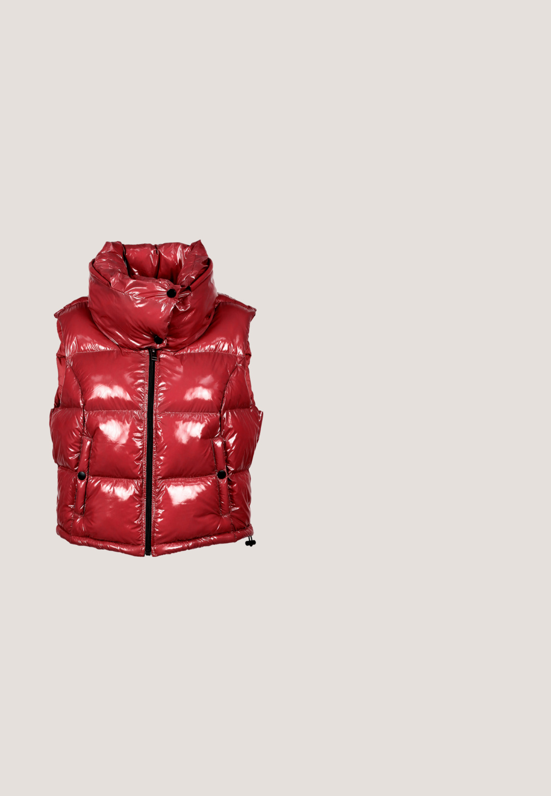 Rød skinnende puffer vest med høj krave, frontlynlås og to sidelommer. Har quiltet mønster med stikninger og sorte detaljer.; Hvid langærmet cropped skjorte med et stort kors, rød hjerte, gule blomster og sommerfugledesign foran, plus skråskrift ovenfor.; Sorte denim bukser med brede ben og hvide sider, der har forlommer, knaplukning og et diskret logo nær taljen.; Sort lædersneaker med snørebånd, dekorative sløjfer, lavprofil-sål og "*KOI"-logo på siden.; Sort læderhåndtaske med glat tekstur, halvmåneform, sølvfarvet hjertehardware og dekorativ kæde med en pink hjerteaccent.; Guld hoops øreringe med røde hjerteaccentuer, blank finish, sikker krog og glat tekstur, der fremhæver et legende design.