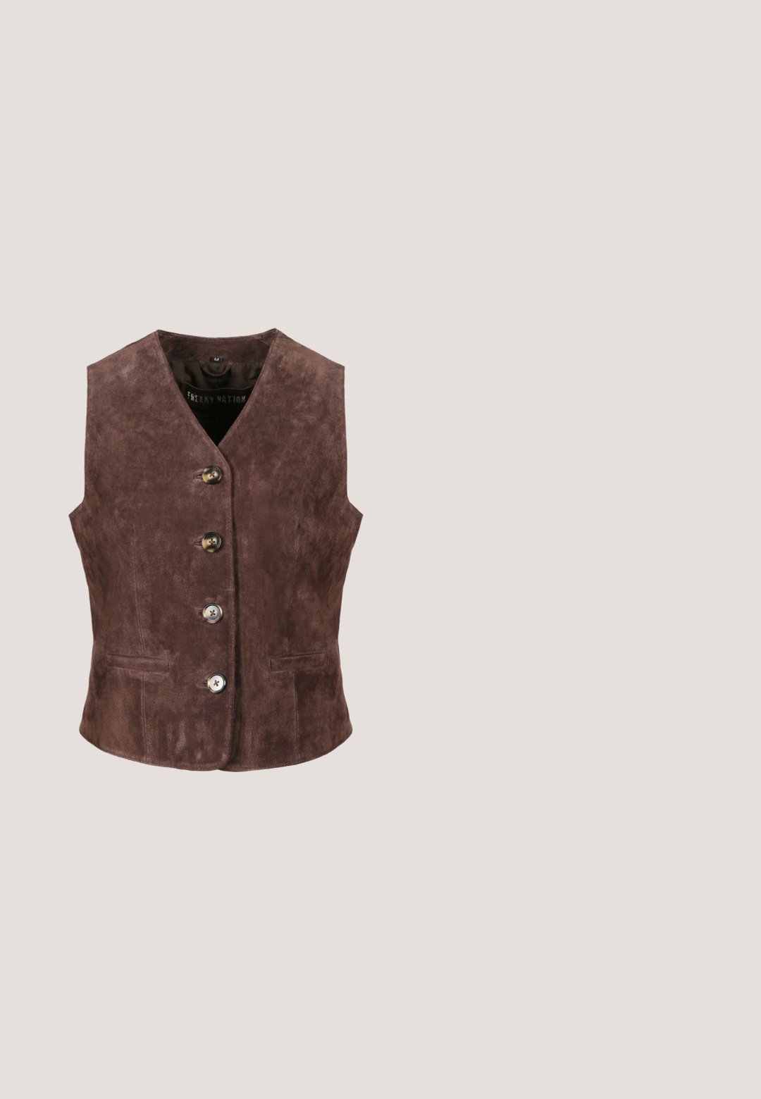 Braune Wildlederweste mit V-Ausschnitt, fünf Knöpfen zum Schließen und zwei seitlichen Taschen. Glatte Textur und eine figurbetonte Silhouette. Größe Medium.; Braunes, figurbetontes Langarmshirt mit rundem Ausschnitt und Spitzenbesatz an den Ärmelbündchen, vor schlichtem weißem Hintergrund dargestellt.; Braune gerade geschnittene Hose mit Gürtelschlaufen, Vorderreißverschluss und ohne sichtbare Taschen, vor weißem Hintergrund dargestellt.; Braune Wildleder-Cowboy-Stiefel mit spitzem Zeh, dekorativen Stickmustern, Knöchelhöhe und gestapeltem Absatz. Mit einer Zuglasche für einfaches An- und Ausziehen.; Braune Wildleder-Crossbody-Tasche mit einem tanfarbenen Leder-Ausschnitt-Design und dekorativen Nieten. Rechteckige Form mit einem Reißverschlussverschluss.; Stretcharmband mit polierten, runden braunen Tigeraugen-Perlen und einem kleinen goldenen Anhänger in Form eines Fäustlings.