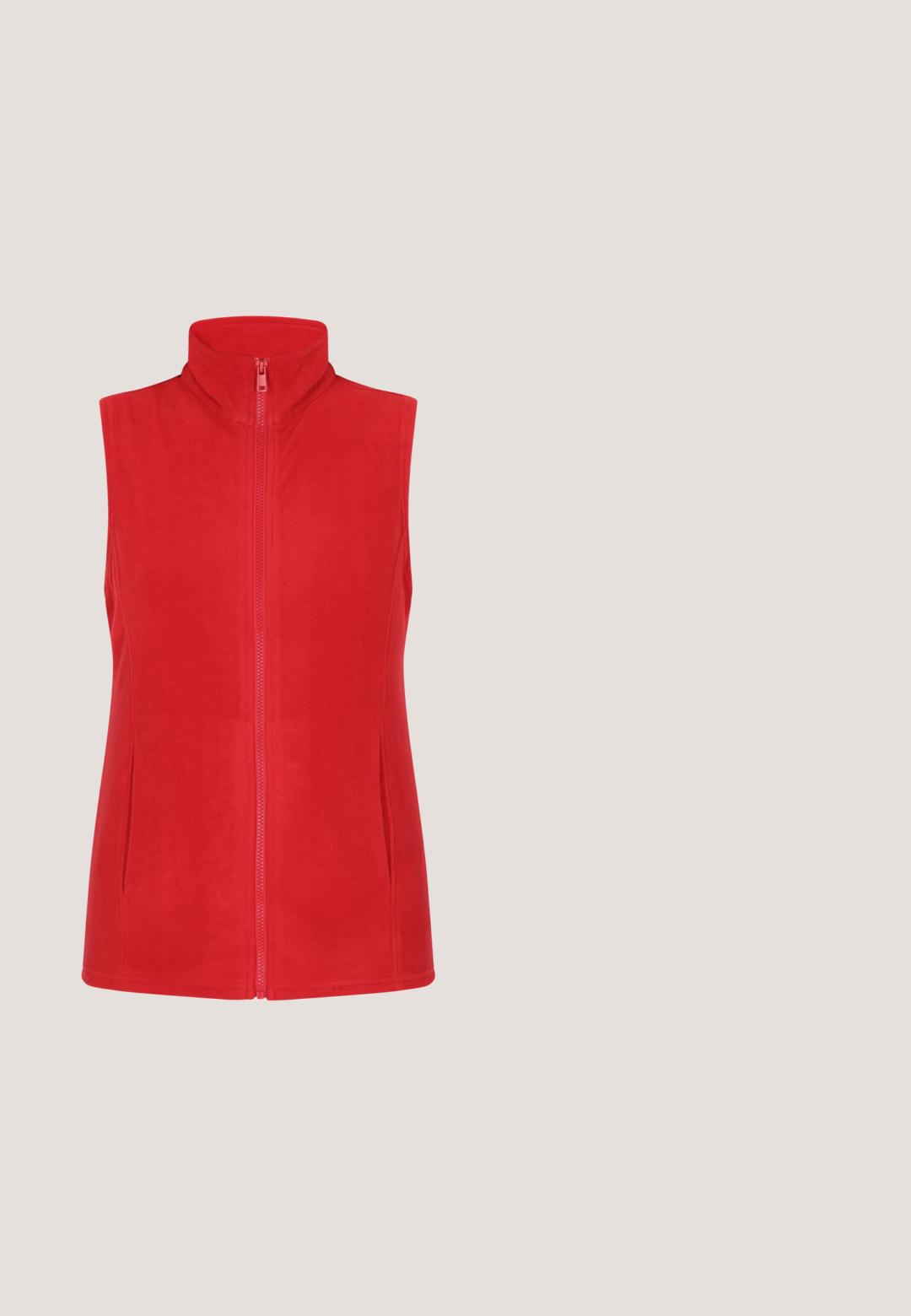 Gilet en polaire rouge avec col montant, fermeture éclair intégrale sur le devant et deux poches latérales. Texture douce et design sans manches pour un superposition facile.; Pull à manches courtes rayé rouge et crème avec un col rond, des poignets côtelés et une texture en tricot doux, présentant un ourlet droit et une étiquette logo.; Shorts rouges en tissu texturé avec des rayures verticales blanches et un motif festonné. Taille élastique et coupe ample.; Baskets avec une tige en cuir blanc, des accents en cuir rouge et un bout en daim gris, avec une semelle en caoutchouc blanc arrondie et un design à lacets.; Sac à main rectangulaire avec des rayures verticales rouges, blanches et grises, des anses rouges, une bandoulière amovible et un texte rouge "JOOP!" avec un motif floral à l'avant.; Boucles d'oreilles créoles en or avec des pendentifs en forme de cerises rouges et deux petites feuilles en or sur chaque pendentif, sur fond blanc.