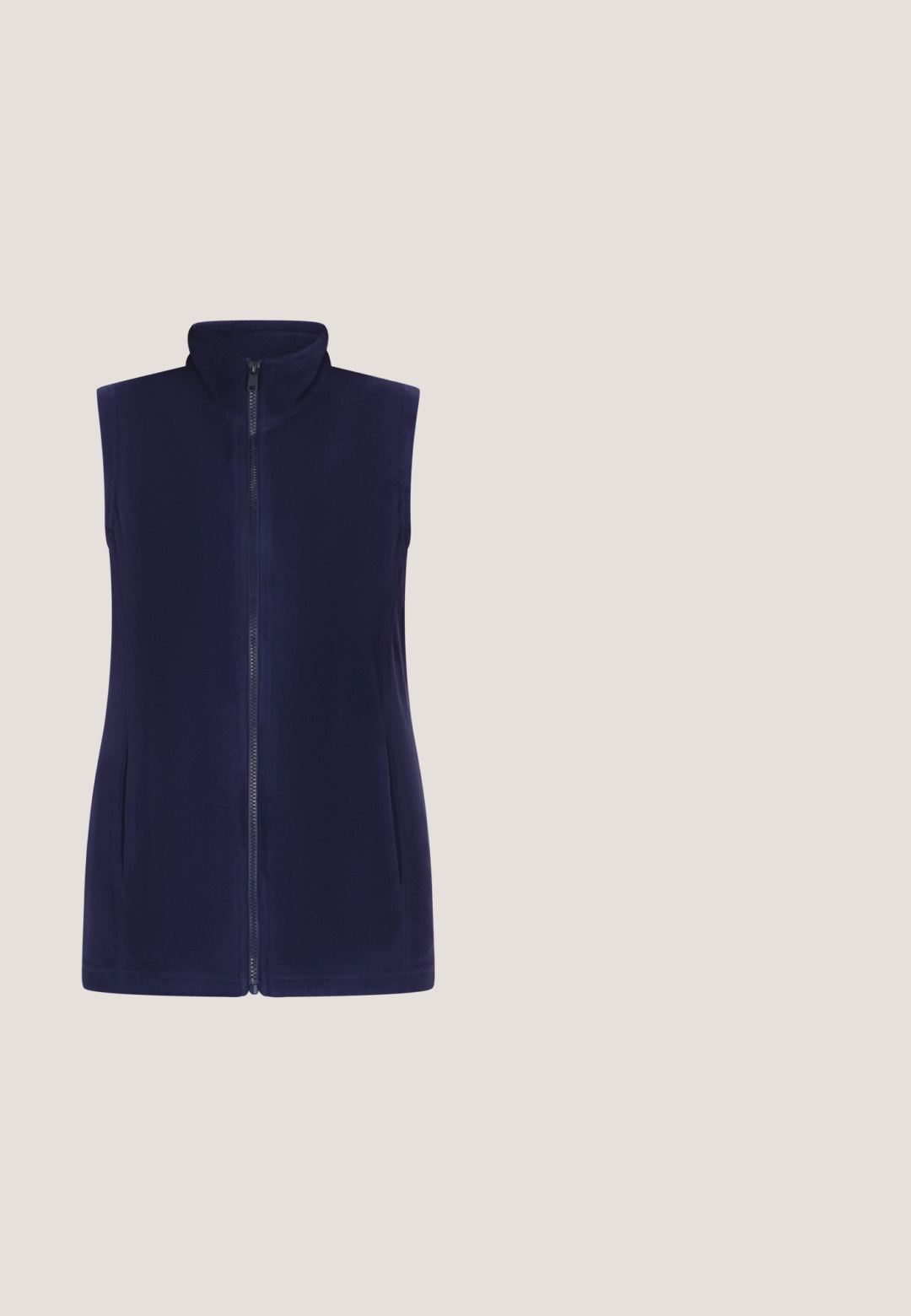 Chaleco de forro polar azul marino con cuello alto, cierre frontal de cremallera y dos bolsillos laterales. Textura suave y diseño sin mangas para facilitar el movimiento.; Camiseta de manga corta azul marino con cuello redondo, confeccionada en tela suave, con un corte holgado y mangas ranglán para facilitar el movimiento.; Pantalones de chándal azul marino hechos de un tejido suave, con una cinturilla elástica con cordón, dos bolsillos laterales y franjas laterales en contraste.; Zapato casual azul marino hecho de tejido texturizado, con suela blanca moteada, punta redonda y cordones elásticos para un fácil uso.; Gafas de sol cuadradas con lentes de gradiente en tonos púrpura oscuro, montura gruesa de plástico negro y detalles metálicos en las varillas. Patillas texturizadas para mejor agarre.; Bolso azul marino hecho de tejido texturizado, con una forma curved, correa ajustable y un bolsillo frontal con cierre de botón.