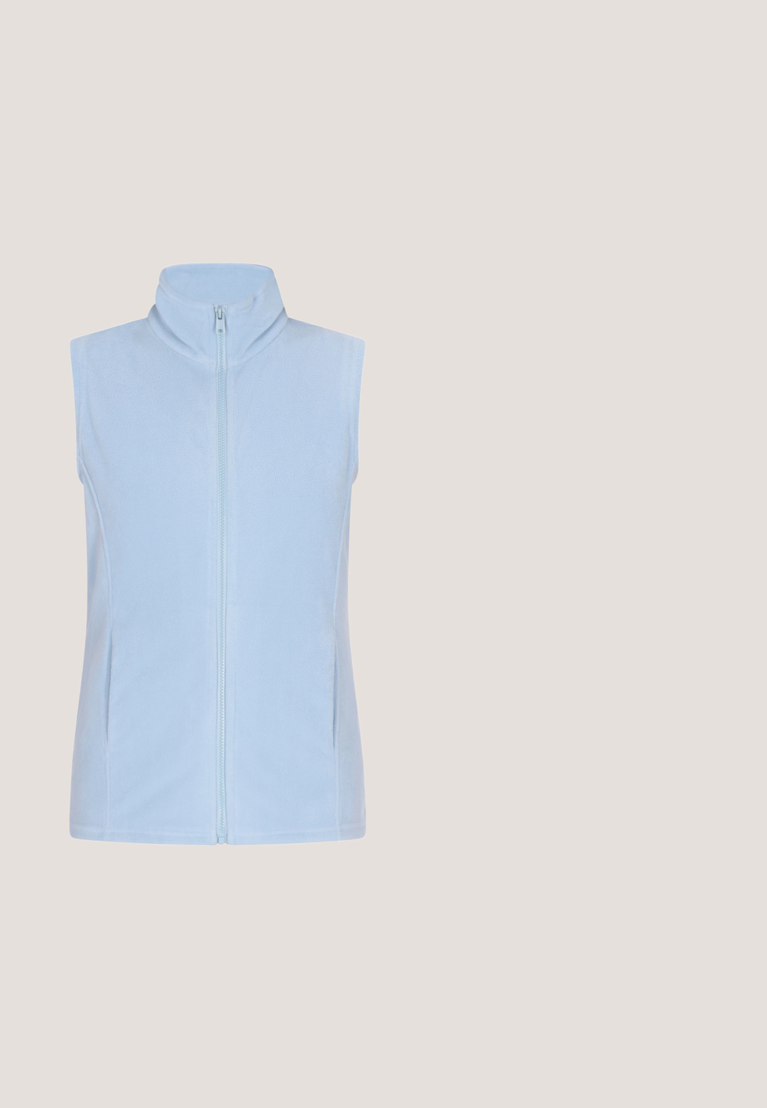 Lyseblå fleecevest med høj krave og frontlynlås. Har en blød tekstur og ingen ærmer, velegnet til lag-på-lag påklædning.; Lyseblå t-shirt med korte ærmer, rund hals og justerbar snørre i kanten på hvid baggrund.; Blå og hvide stribede shorts med elastisk talje, to knapper foran og en afslappet pasform. Stoffet synes glat med en let tekstur.; Hvide sneakers med lyseblå accenter, der har en glat læderoverdel, tekstildetaljer, tekstureret sål og en sidelukning i lynlås.; Katteøje solbriller med guldfarvede metalrammer og blå tonede linser, vinklet mod en hvid baggrund.; Lille lyseblå skuldertaske med perforeret struktur, justerbar rem og dekorativ beige snor med træperler på siden.