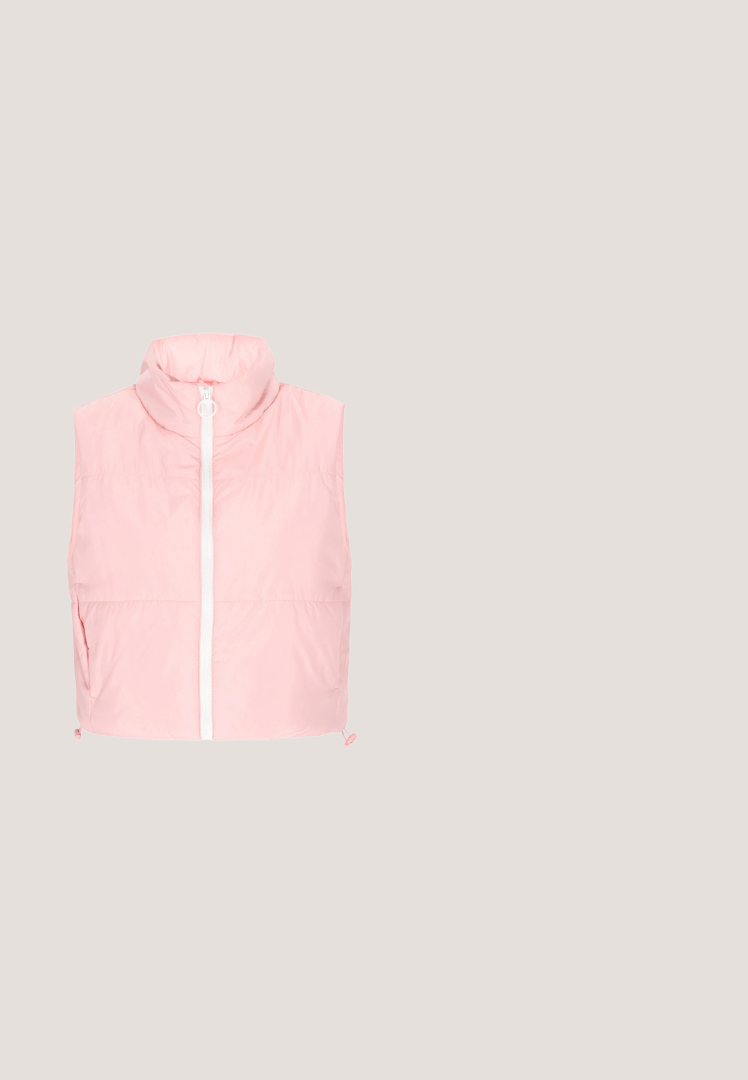 Chaleco sin mangas de plumas rosa, hecho de un material ligero y brillante; cuenta con un cuello alto, cremallera frontal y bolsillos laterales.; Camiseta de algodón rosa con un corte holgado. Presenta mangas cortas y un diseño decorativo de texto con rhinestones brillantes en la parte delantera.; Urban Classics Pantalones deportivos - softpink; Zapatilla deportiva rosa con parte superior de tejido transpirable, diseño con cordones y suela acolchada que incluye una burbuja de aire transparente para la absorción de impactos.; Bolso de mano rosa con asas de cuerda, que presenta varios adhesivos coloridos, incluyendo "Girl Power" y imágenes de Barbie, coches y gafas de sol.; Encantos de caramelos en forma de corazón coloridos en rosa y verde con texto, acentuados con eslabones dorados y cristales claros, ajustables con un cierre en forma de corazón.