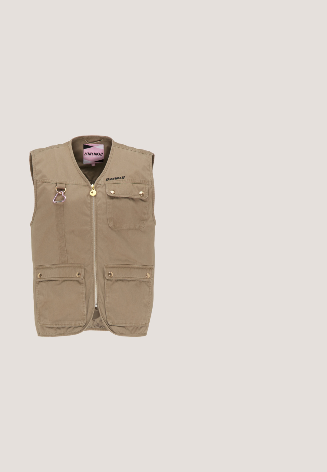 Beige mouwloze bodywarmer met ritssluiting aan de voorkant, vier met knopen afgesloten zakken, hartvormige ritsbedel en een kleine karabijnhaak aan de linkerkant.; Beige hoodie met een voorzak, koordjes in de kap en ribgebreide manchetten en zoom. Bevat een klein wit logo aan de linkerkant.; Beige katoenen t-shirt met oversize pasvorm, korte mouwen, ronde halslijn en gecentreerde zwarte tekst "PEGADOR." Geen patronen of extra details.; Kaki cargobroek met een elastische tailleband en een trekkoord. Voorzien van twee zijzakken en een relaxte pasvorm. Gemaakt van soepel materiaal.; Beige sneaker met een combinatie van glad leer en gestructureerde panelen, voorzien van een gevoerde zool, veters en een merkdetail op de zijkant.; Beige heupzak gemaakt van glad nylon met een afgeronde vorm, voorzien van een wit logopatch, een verstelbare band en zilverkleurige hardware.