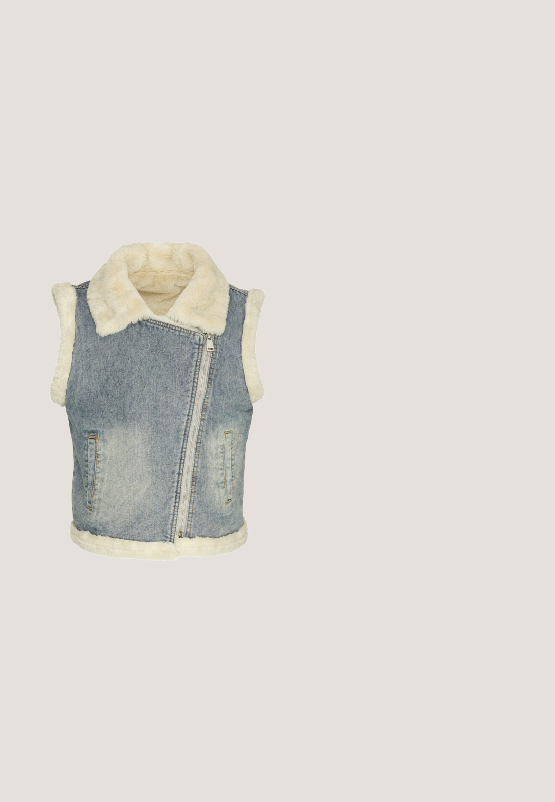 Mouwloze blauwe denimvest met crème-kleurige nepbont voering en kraag, met een schuine voorrits en twee zijzakken.; Donkerblauw denim shirt met een kraag, lange mouwen, dubbele borstzakken en contrasterende stiksels.; Blauwe katoenen korte broek met een elastische tailleband, voorzien van een wit logo en designdetail aan de onderkant links, en een gladde textuur.; Witte sneaker met zilveren accenten. Beschikt over een ademende bovenkant van mesh, gevoerde kraag en rubberen zool. Zipper aan de zijkant voor makkelijk aan- en uittrekken.; Witte leren schoudertas met een gestructureerde afwerking, gouden hardware en een franjesaccent. Voorzien van een ritssluiting en een verstelbare schouderband.; Zilveren ketting met drie turkooizen kralen en kleine zilveren tussenstukjes in het midden, bevestigd met een karabijnsluiting en verlengketting.