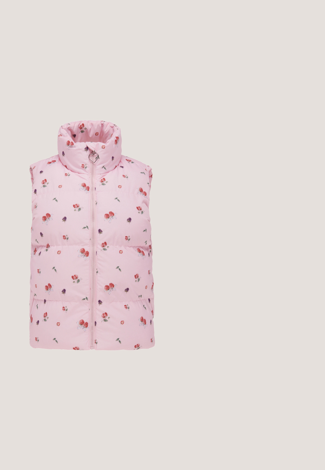 Roze gewatteerd mouwloos vestje met kleine rode en paarse bloemmotieven en een hartvormige ritssluiting aan de voorkant.; Witte sweatshirt met dunne roze strepen, roze kraag en zoom, en zwarte tekst "ENJOUÉ Paris Bonjour la Vie" op de borst.; Lichtroze sweatpants met wijde pijpen, elastische tailleband en voorste trekkoord, met verticale naaddetails langs de benen.; Roze suède sneakers met groene hielaccent en strepen. Heeft een ronde neus, vetersluiting aan de voorkant en een gumrubberen zool. Geperforeerde details aan de zijkanten.; Miriade TENDER - Shopper - rosa; Lucardi Armband - gold-coloured