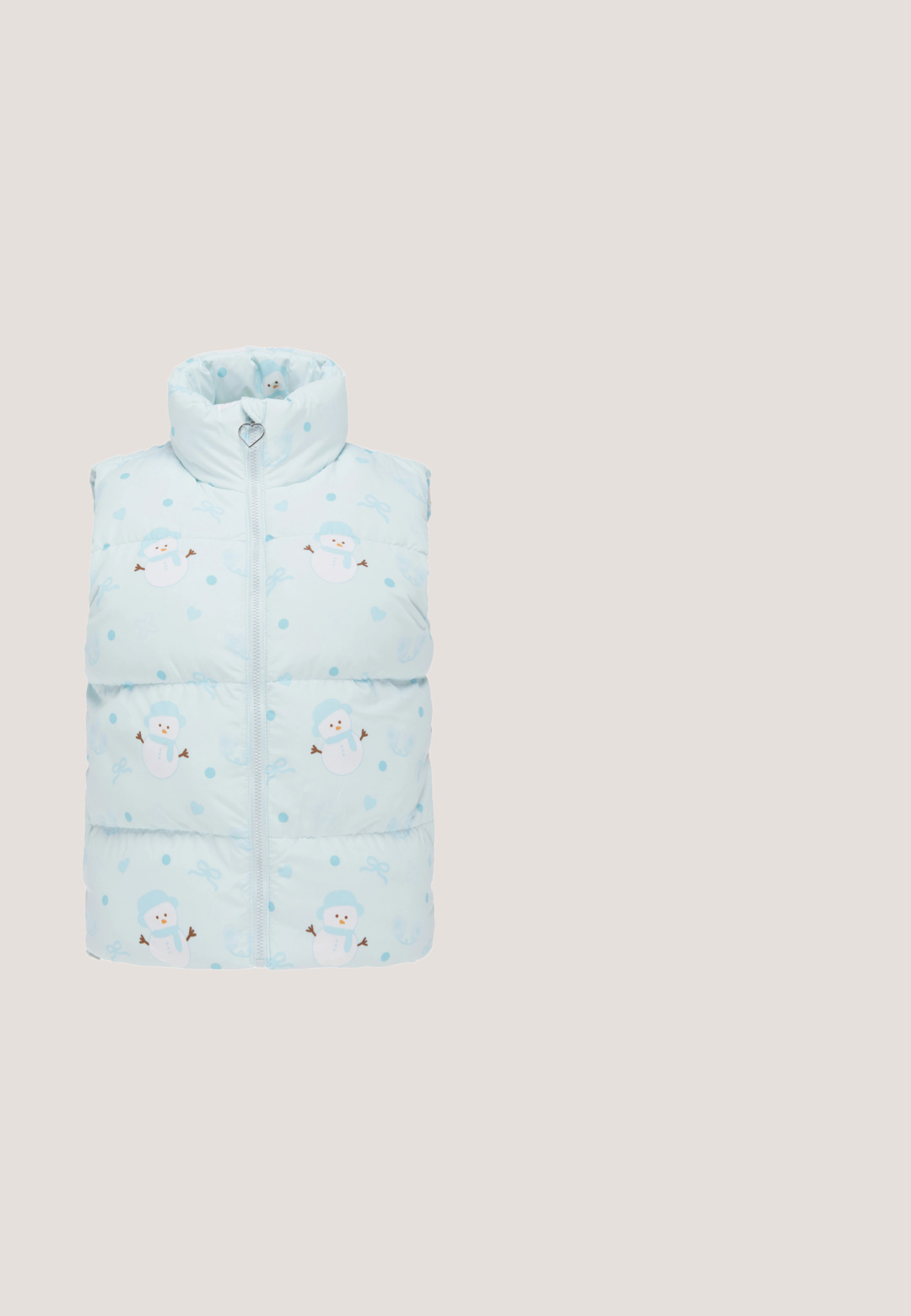 Hellblaue gesteppte ärmellose Jacke mit Schneemann- und Tupfenmuster und herzförmigem Reißverschlussanhänger.; Kurz geschnittenes, hellblaues Sweatshirt aus weichem Stoff, mit langen Ärmeln und einer gestickten Blütenverzierung auf der Brust.; Hellblaues, kurzes T-Shirt aus Baumwolle. Mit rundem Ausschnitt und kurzen Ärmeln. Enthält ein weißes gesticktes Logo auf der Vorderseite.; Hellblaue Sweatpants mit weitem Bein, elastischem Bund und dezentem weißem Logo am rechten Oberschenkel.; Weiße Leder-Sneaker mit hellblauen Akzenten, ausgestattet mit einem charakteristischen Logo an der Seite, flachen Schnürsenkeln und einer strukturierten Gummisohle.; Helle blaue Lederhandtasche mit strukturierter Form, mit Klappenverschluss, Obergriff und eingeprägtem Logo auf der Vorderseite.