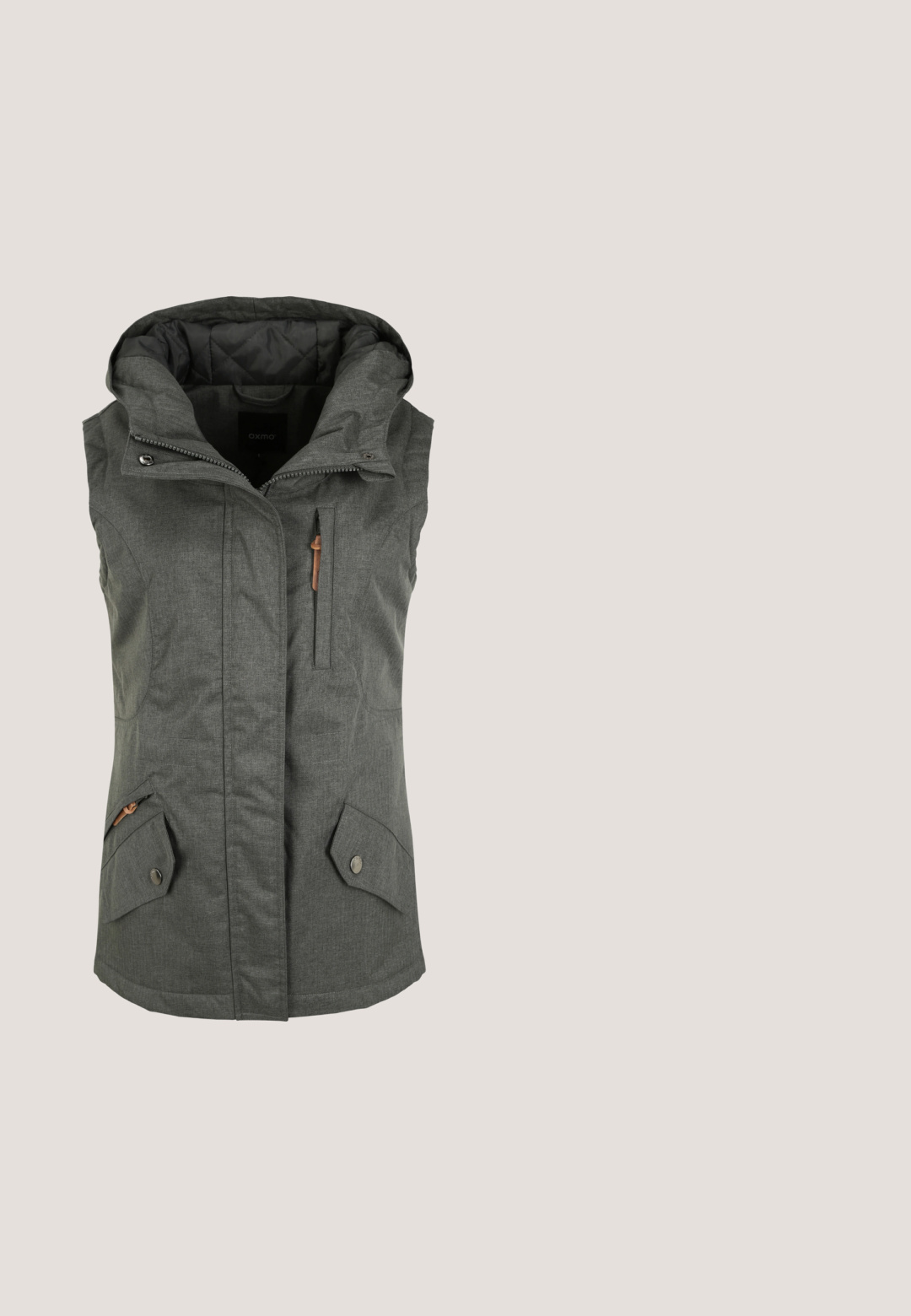 Graue ärmellose Jacke mit Kapuze, aus strukturiertem Stoff, mit Reißverschluss und Druckknopfverschlüssen sowie zwei vorderen Taschen mit Klappen und Knopfakzenten.; Dunkelgrauer Hoodie mit einem Kragen, Reißverschluss an der Seite und Kordelzügen. Hergestellt aus weichem Stoff, mit Lederdetails am Kragen und in den Taschen.; Langärmliges Shirt mit pinken und grauen horizontalen Streifen, rundem Hals und einem kleinen Logotag unten links. Weiches Baumwollmaterial.; Cargo-Hosen aus dunkelgrauem Baumwollstoff mit geradem Schnitt. Mit zwei Seitentaschen und einem Knopfverschluss. Robuster Stoff mit leichter Struktur.; Dunkelgraue Wildleder-Sneaker mit pinken Akzenten, gummierter Sohle und grauen Schnürsenkeln. Verfügt über ein dezentes Logo an der Seite und ein abgerundetes Zehendesign.; Graue Nylon-Tote mit schrägem Design, strukturierten Griffen, abnehmbarem Riemen und Reißverschlussdetails. Verfügt über ein Logo-Patch an der Seite.