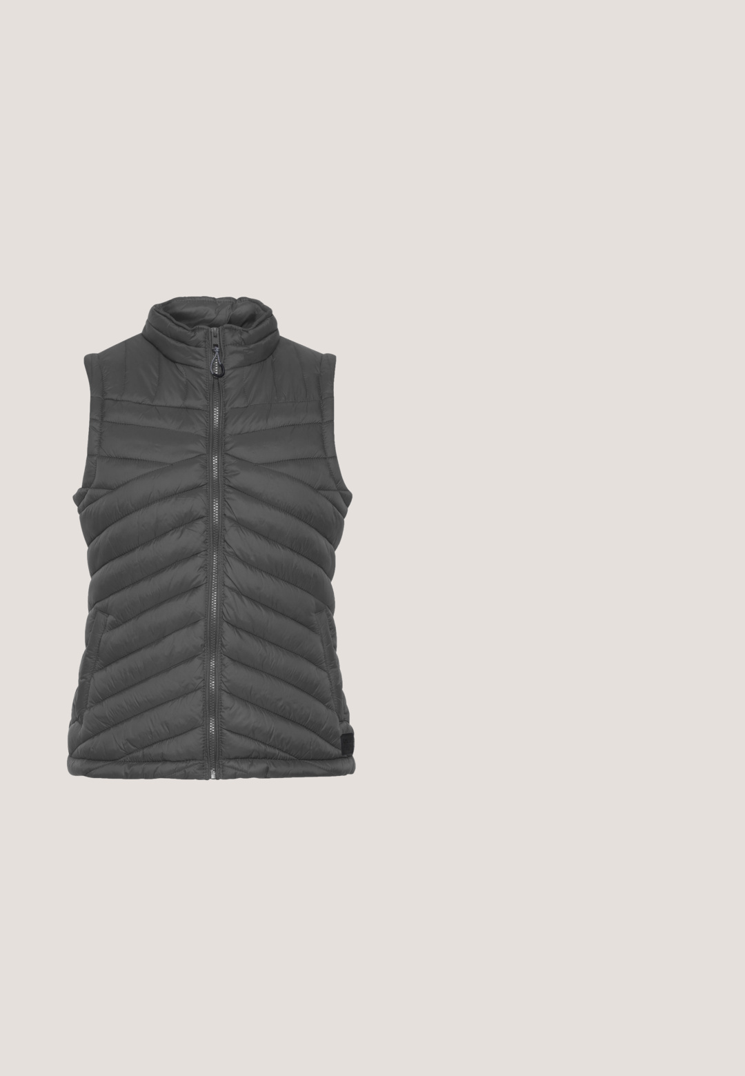Chaleco de plumas gris con cuello alto, que presenta una cremallera frontal y un diseño de acolchado en forma de chevron, fabricado con un material ligero y acolchado.; Sudadera negra de cuello en V, hecha de un tejido suave, con mangas largas, dobladillo y puños acanalados, y un diseño simple y clásico.; Top negro de manga larga con cuello redondo, hecho de tejido elástico. Presenta una silueta ajustada y un diseño limpio y minimalista.; Pantalones de vestir grises de corte recto con trabillas para cinturón, cierre delantero con botones y pliegues cerca de la cintura sobre un fondo blanco.; Las botas Chelsea de cuero negro presentan un acabado brillante, paneles laterales elásticos, detalles brogue en la punta y una suela de goma negra.; Bolso tote Valentino de cuero negro con doble asa y logo en relieve en el panel frontal, de forma rectangular estructurada.