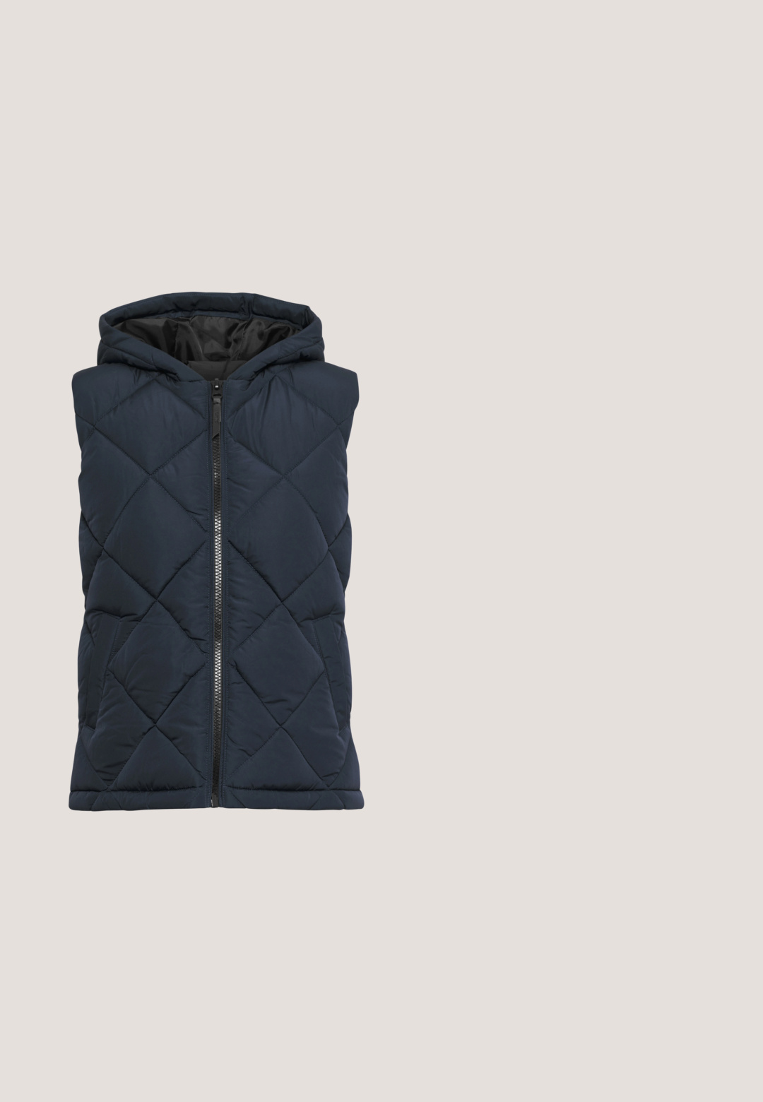 Chaleco acolchado azul marino con capucha, que cuenta con un cierre frontal y dos bolsillos laterales. Fabricado con un material sintético suave con un acabado mate.; Sudadera con capucha azul marino hecha de tela suave, con bolsillo frontal, capucha con cordón y texto blanco audaz con un logo de escudo rojo y azul.; Camisa de botones a rayas en azul y blanco. Presenta un cuello clásico, dos bolsillos en el pecho y mangas largas con puños abotonados.; Pantalones deportivos de pierna ancha azul marino con cinturilla elástica y pequeño logo de Calvin Klein en la parte superior del muslo izquierdo.; Zapatillas blancas fabricadas en material sintético suave, con puntera redondeada, suela plana y un diseño minimalista con un pequeño acento de logo.; Bolso de mano de cuero azul marino con cadena de correa en tono dorado y cierre frontal. Presenta una textura suave y un diseño angular.