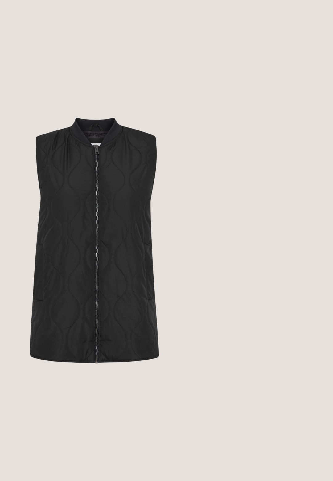 Schwarzes ärmelloses Shirt mit gestepptem Muster, rundem Halsausschnitt, Reißverschluss vorne und zwei seitlichen Taschen. Glatter, leichter Stoff.; Schwarzes Langarmoberteil mit strukturiertem Muster. Runder Ausschnitt, figurbetonter Schnitt, aus weichem, elastischem Material gefertigt.; ONLY Straight fit ONLBLUSH Mid waist - Jeans Straight Leg - washed black; Schwarze Sneakers mit weißen Akzentstreifen, strukturiertem Leder und Wildledermaterialien, runder Spitze und dicker, gerippter Gummisohle.; Schwarze Ledertasche mit abnehmbarem Schultergurt, ausgestattet mit einer Reißverschlusstasche vorne und einer strukturierten unteren Fläche. Glatte Oberflächenbeschaffenheit.; Silberne Armspange mit einer glatten, polierten Oberfläche, die fünf kleine durchsichtige Steine hat, gleichmäßig um das Band angeordnet. Strukturierte Verschlussdetail.