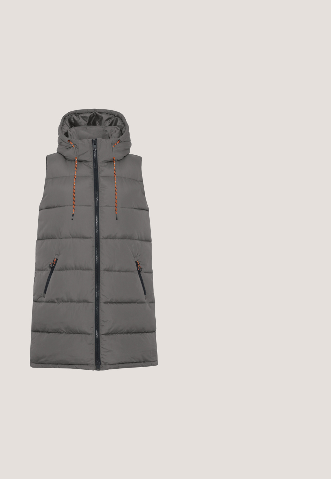 Grau gepolsterte Weste mit Kapuze, ausgestattet mit orangefarbenen Kordeln, Reißverschluss vorne und zwei seitlichen Reißverschlusstaschen. Glattes, glänzendes Material mit gestepptem Muster.; Oxmo OMAYA - Sweatshirt - insignia blue; Hellblaues Langarmshirt mit dünnen horizontalen weißen Streifen, Rundhalsausschnitt und kleinem Text nahe dem unteren linken Saum.; Dunkelgraue Jogginghosen mit elastischem Bund, weißen Kordeln, seitlichen Taschen und elastischen Bündchen.; Hellgrauer Sportschuh mit strukturiertem Mesh-Obermaterial, schlankem Design, gepolstertem Kragen und weißer Sohle mit leichter Wölbung.; Grau strukturierte Umhängetasche mit verstellbarem Schulterriemen, Vordertasche mit Reißverschluss, gelben Akzenten und silberner Hardware. Kompaktes und leichtes Design.