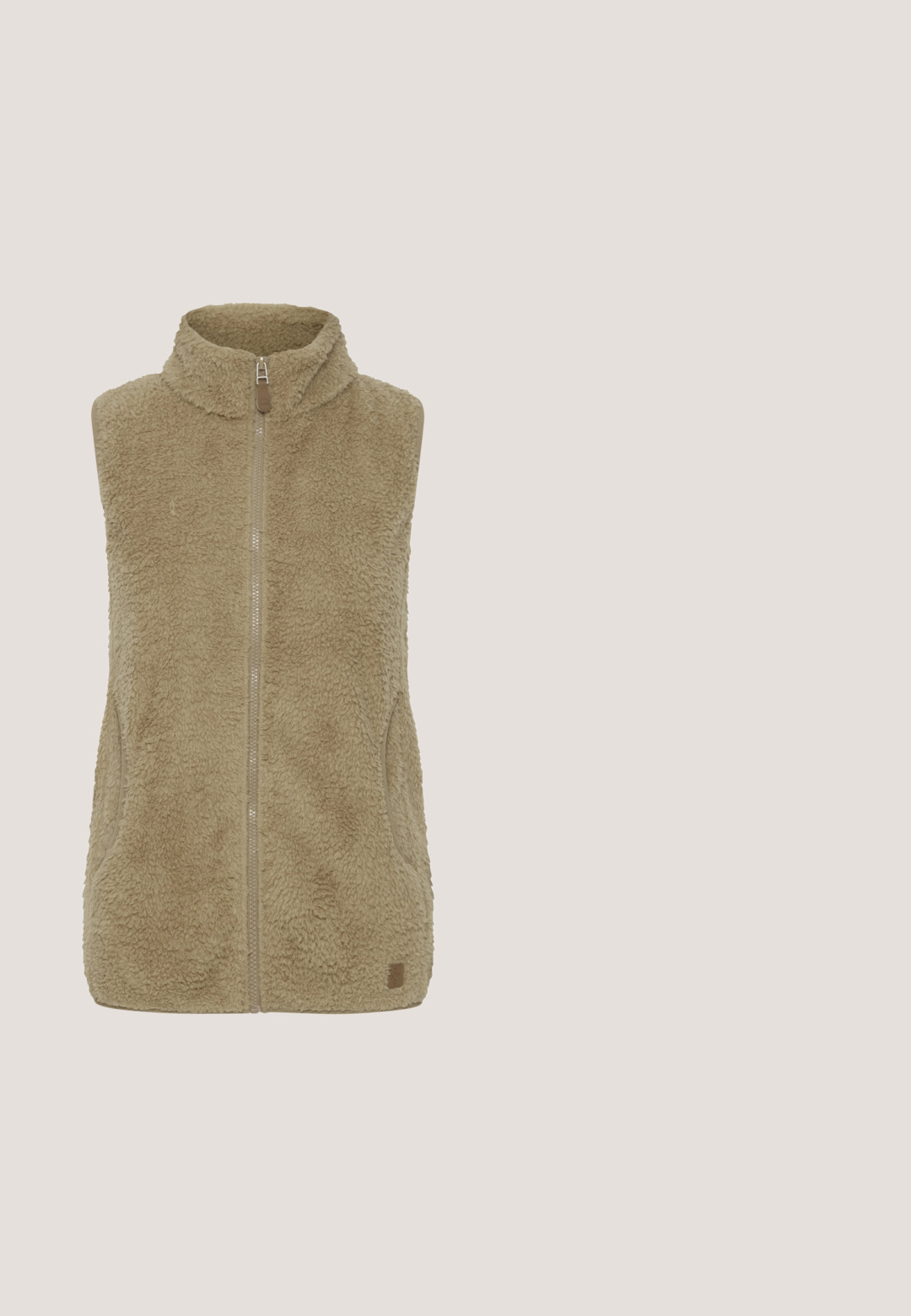 Oxmo OXTHERI TEDDY - Bodywarmer - sand; Groene sweatshirt van zachte stof, met een ronde halslijn, verlaagde schouders en ribgebreide boorden en zoom. Eenvoudig, effen ontwerp.; Olivengroen katoenen T-shirt met korte mouwen, ronde hals en zwarte tekst "HEART" op de linkerborst.; Lichtgroene cargobroeken van zacht stof, met zijzakken, elastische manchetten en een koordje in de taille voor een verstelbare pasvorm.; Witte sneaker met een beige paneel met een vetersysteempatroon, accenten van textuurleer en een dikke rubberen zool. Zwart "Valentino" logo aan de zijkant.; Beige, gewatteerde hobo tas met een oversized vorm. Beschikt over een schouderriem, zijgespen en een logo-patch aan de voorkant. Soepele textuur.
