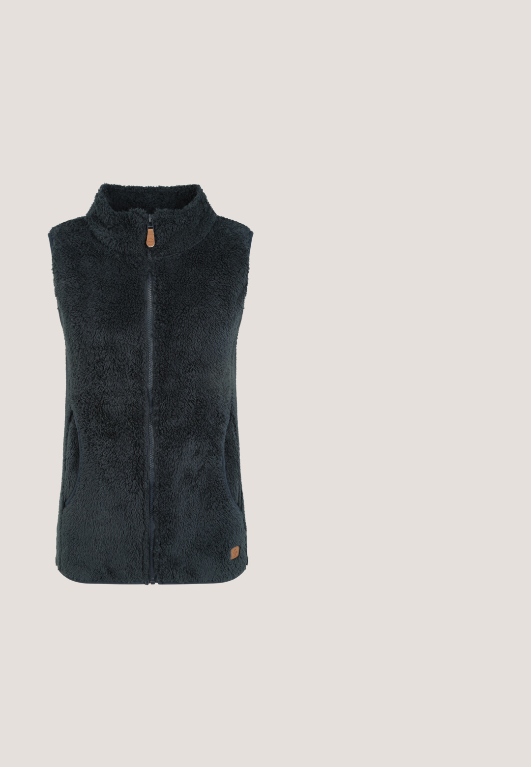 Oxmo OXTHERI TEDDY - Vest - insignia b; Hættetrøje i mørkeblå, lavet af blødt stof. Har snore med brune læderdetaljer og et lille logo-patch foran.; Hvid kortærmet bomuld T-shirt med rund hals og foldede ærmekanter, vist på en ensartet hvid baggrund.; Mørkegrå joggingbukser med elastisk talje, hvide snore, sidelommer og elastiske manchetter.; Grå mesh sportsko med rund tå, polstret krave, tofarvet sål, teksturerede detaljer og en reflekterende logoaccent på siden.; Grå nylon tote bag med skrå design, teksturerede håndtag, aftagelig rem og lynlåsdetalje. Har logo-patch på siden.