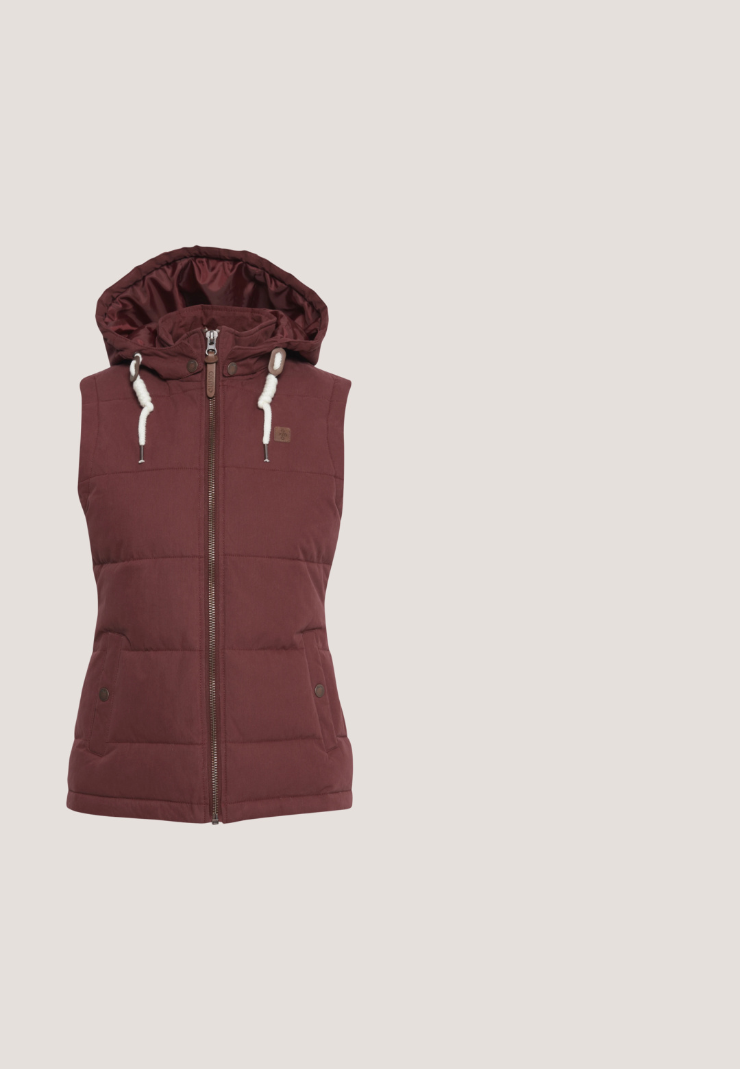 Bordeaux mouwloze puffervest met capuchon, voorzien van een voorrits, twee zijzakken en trekkoorden op de capuchon.; Anna Field Trui - thyme; Donkerblauwe denim jeans met een uitlopende pijpdesign, vijf zakken en een knoopsluiting in de taille. Gladde textuur met minimale stiksels.; Lichtgrijze suède sneaker met paarse hieltab en veters, beige rubberen zool, zijstiksels en afgeronde neus, getoond in zijaanzicht.; Bruine corduroy schouder- en handtas met twee voorvakken met rits, dubbele handgrepen en een verstelbare zijriem op een witte achtergrond.; Een paar gepolijste zilveren abstract-vormige manchet oorbellen met afgeronde uiteinden, weergegeven tegen een lichte neutrale achtergrond.