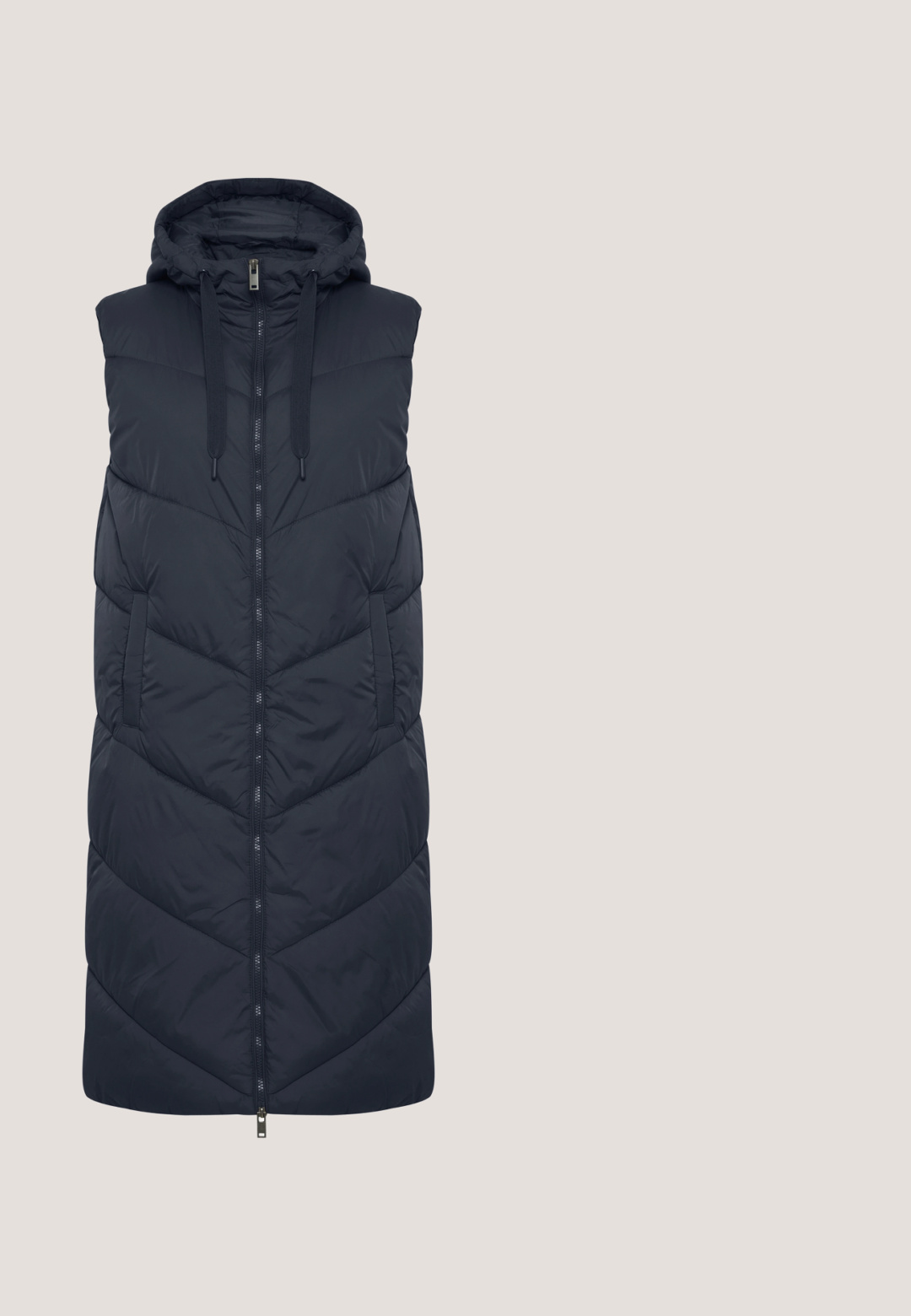 Dunkelblaues ärmelloses Puffer-Westen mit Kapuze, ausgestattet mit einem Frontreißverschluss, zwei Seitentaschen und einem Zickzackstich für mehr Struktur.; Marineblaue Sweatshirt mit hohem Kragen und Zickzackmuster. Verfügt über holzfarbene Knopfdetails sowie gerippte Bündchen und Saum. Glatte Textur.; Schwarze, maßgeschneiderte Hose aus einem Baumwoll-Mischgewebe mit zwei vorderen Knöpfen, geradem Schnitt und glatter Textur. Keine sichtbaren Muster.; Schwarzer und dunkelgrauer Sneaker mit beiger Sohle, Schnürung vorne, seitlichem Reißverschluss und gepolstertem Kragen mit hellrosa Fersenakzent.; Marineblaue Tragetasche mit braunen Ledergriffen und einer äußeren Klappentasche. Hergestellt aus strapazierfähigem Stoff, zeichnet sich durch eine glatte Textur und ein schlichtes Design aus.; Goldfarbene Ohrringe mit einem großen blauen Kristallanhänger, einem Ring mit mehreren blauen Steinen und einem einfachen blauen Steckerohrring.