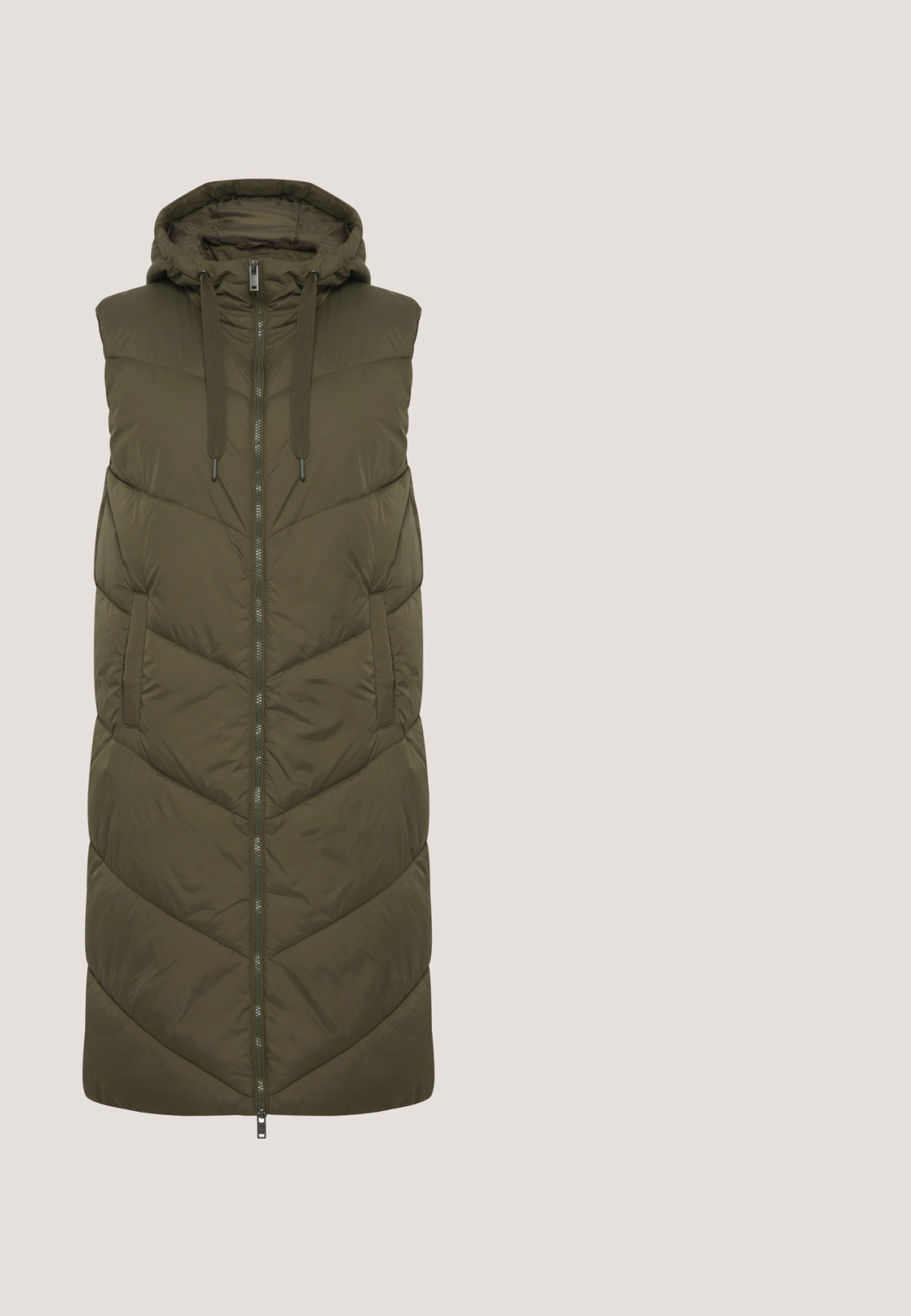 Oliven grøn ærmeløs puffer vest med lynlås foran, justerbar hætte og chevron-syninger. Har to sidelommer.; Mørkegrønt striktrøje med høj krave, halv lynlås med ringtræk og ribbede manchetter og kant. Har en afslappet pasform og sidelister.; Olivengrønne cargo bukser i en slidstærk bomuldsblanding med tætsiddende manchetter, flere lommer og knæfold for øget bevægelighed.; Sportsneakers med en overdel i beige og olivengrønt ruskind, meshpaneler, en tyk hvid sål og et leopardprintdetalje på hælen.; Expatrié POPPY - Håndtasker - olive; Grønne marmoriserede runde stud øreringe accentueret med uregelmæssige detaljer i guldfarvet metal, på en hvid baggrund.