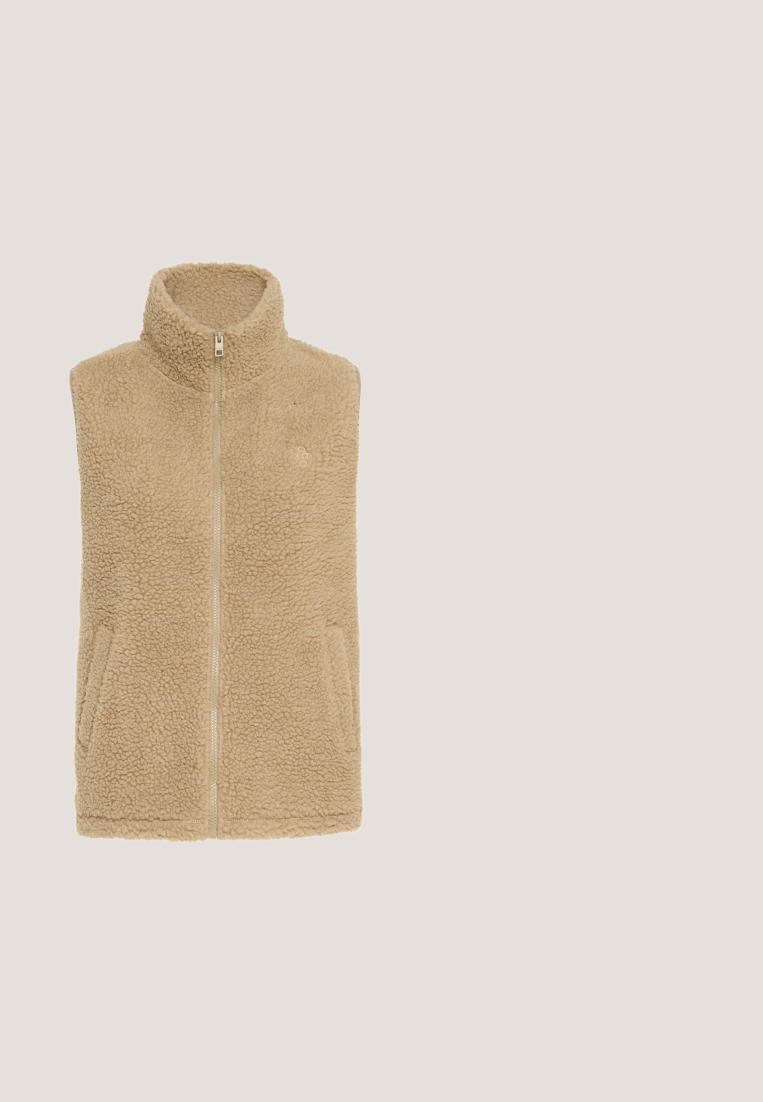 Chaleco de forro polar beige con cuello alto, cierre de cremallera y dos bolsillos laterales. Material suave y texturizado con una apariencia acogedora.; Suéter beige claro hecho de un tejido de punto suave, con cuello redondo, hombros caídos y dobladillo y puños acanalados. Sin patrones ni acentos.; Camiseta de manga corta extragrande en color topo con cuello redondo, dobladillo recto y pequeñas aberturas laterales, fabricada con tela suave.; Pantalones beige de textura suave con cintura elástica, diseño de pierna recta y sin costuras visibles, adecuados para uso casual.; Zapatilla deportiva casual de corte bajo con paneles de lona y ante beige, cordones blancos, bordes deshilachados y suela de goma translúcida.; Bolso de lona en crema con bordes negros, que presenta tres rayas verticales grises. Correa de hombro ajustable para mayor comodidad al llevarlo.