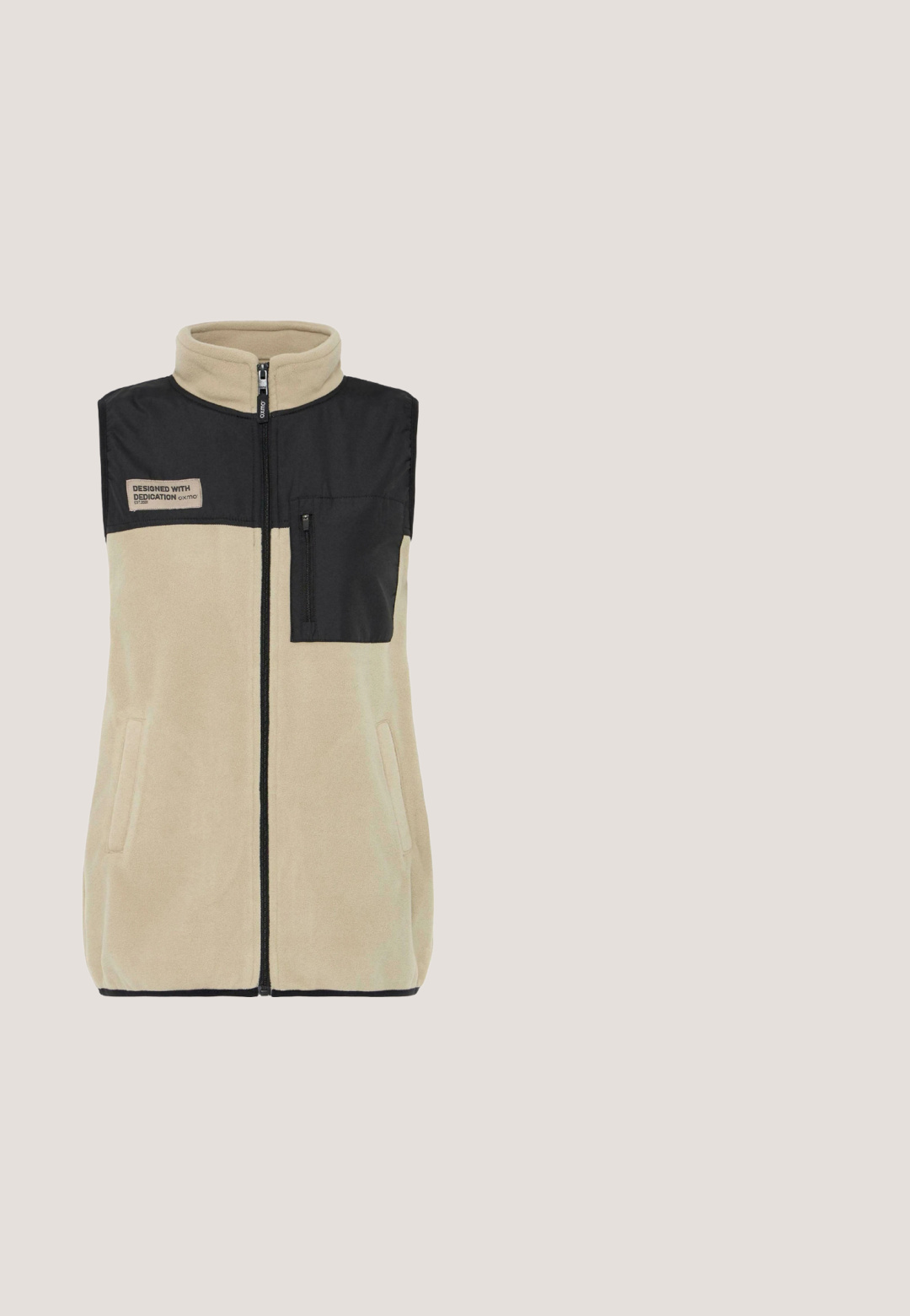 Beige fleece vest met zwarte panelen, hoge kraag, voormezipper, twee zijzakken en een borstzak met een beige label.; Beige fleece pullover met een zwart bovenpaneel, kraag met halve rits, ritszak op de borst en contrasterende zwarte zoom en manchetten.; Lichtgroen T-shirt met bergafbeelding, oranje zon en tekst "NORTH BEND Exploring the wild is where the adventure begins" op de voorkant.; The North Face W QUEST SOFTSHELL PANTS - Broek - tnf black; Bruine en crème sneaker met een textuur bovenwerk, contrasterende paarse accenten en een stevige witte zool met een grippatroon.; Lichtgrijze tote bag met twee donkergrijze handvatten en een subtiele verticale zwarte ontwerp aan de voorkant, gefotografeerd tegen een witte achtergrond.