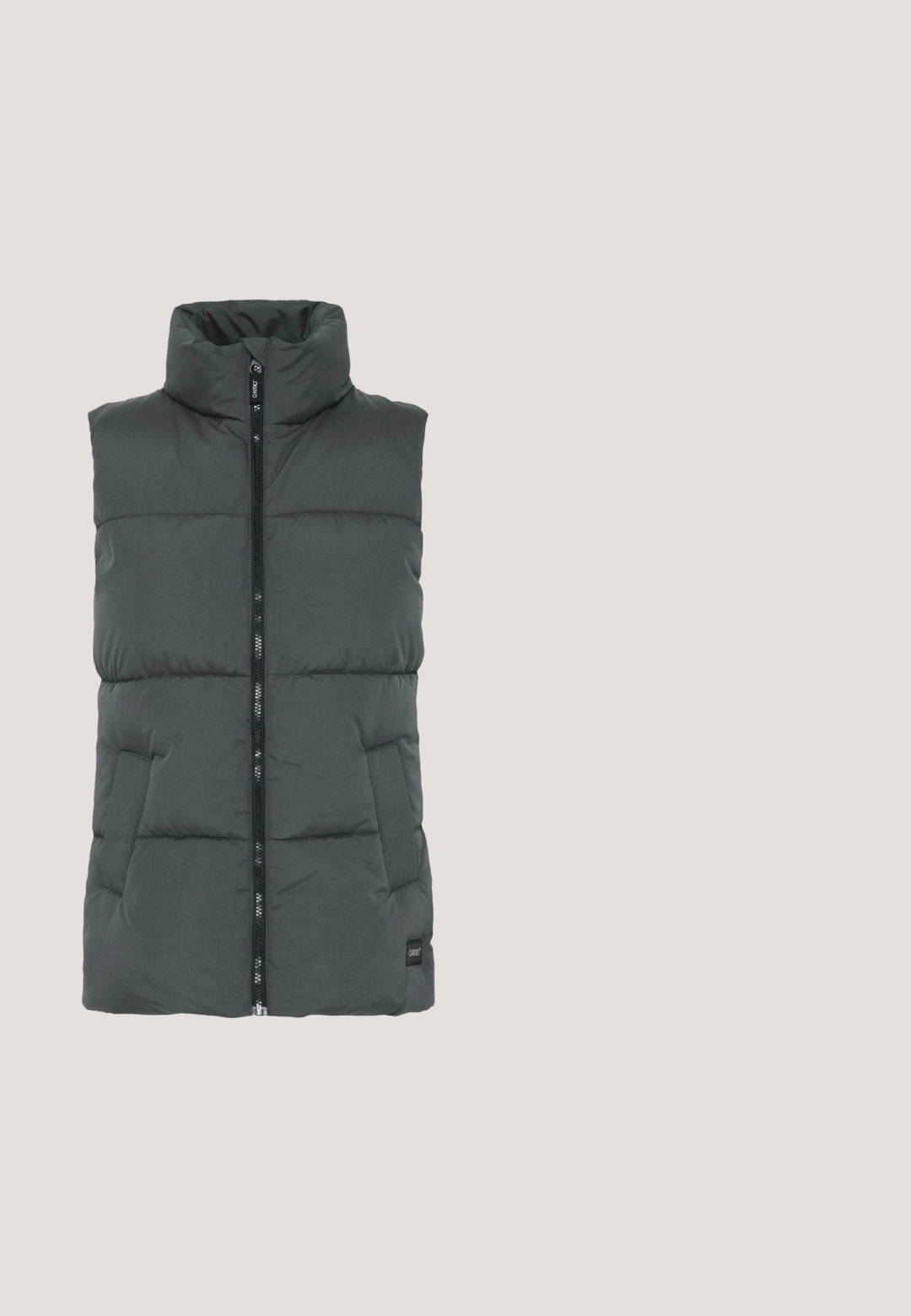 Donkergrijze puffervest met hoge kraag, rits aan de voorkant en twee zijzakken. Voorzien van een gestikte design en een merketiket aan de onderkant.; Grijze sweatshirt gemaakt van zachte stof, met een ontspannen pasvorm, ronde halslijn en ribgebreide manchetten en zoom. Geen zichtbare patronen of logo's.; Overhemd met lange mouwen en knopen, met een groen-wit geruit patroon, een borstzak aan de voorkant en een puntige kraag.; Donkerblauwe denim jeans met een rechte pasvorm, voorzien van een knoopsluiting, vijf zakken en subtiele stikseldetails langs de naden.; Bruine suède en stoffen sneaker met gumzool, zwarte zijstrepen en witte gevoerde binnenkant, weergegeven in profiel kijkend naar rechts.; Donkerbruine leren schoudertas met een bijpassend rechthoekig afneembaar tasje, beide geplaatst tegen een witte achtergrond.