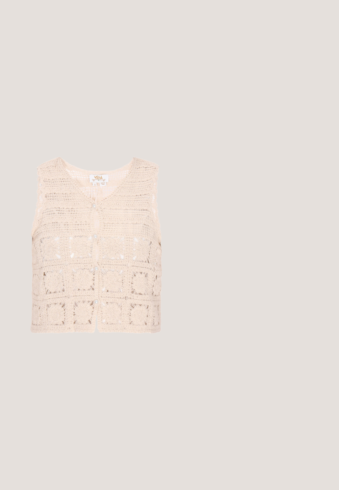 Beige ärmellose Häkelweste mit floralen Quadratmustern und kleinen Knöpfen vorne, aus strukturiertem Garn gefertigt.; Weiße Bluse mit Puffärmeln aus Baumwolle, die einen runden Ausschnitt und ein vorn gebundenes Detail mit geraffter Taille für eine lockere Passform aufweist.; Hellblaue und weiß gestreifte Pyjamahose mit Kordelzug, lockerem Schnitt und mit Bündchen am Saum.; Blaue Denim-Sneaker mit weißer Blumenstickerei, strukturierter Seilmittelsohle und weißen Schnürsenkeln. Flache Gummilaufsohle. Niedrig geschnittenes Design.; Hellblaue gemusterte Tragetasche und passende Tasche mit Comic-Augen- und Wolkenmotiven und goldenen Reißverschluss-Details auf weißem Hintergrund.; Türkisfarbene Perlenohrringe mit einem kreisförmigen Design, goldenen Akzenten und einer strukturierten Oberfläche, die eine fächerähnliche Form mit filigranen Details aufweisen.