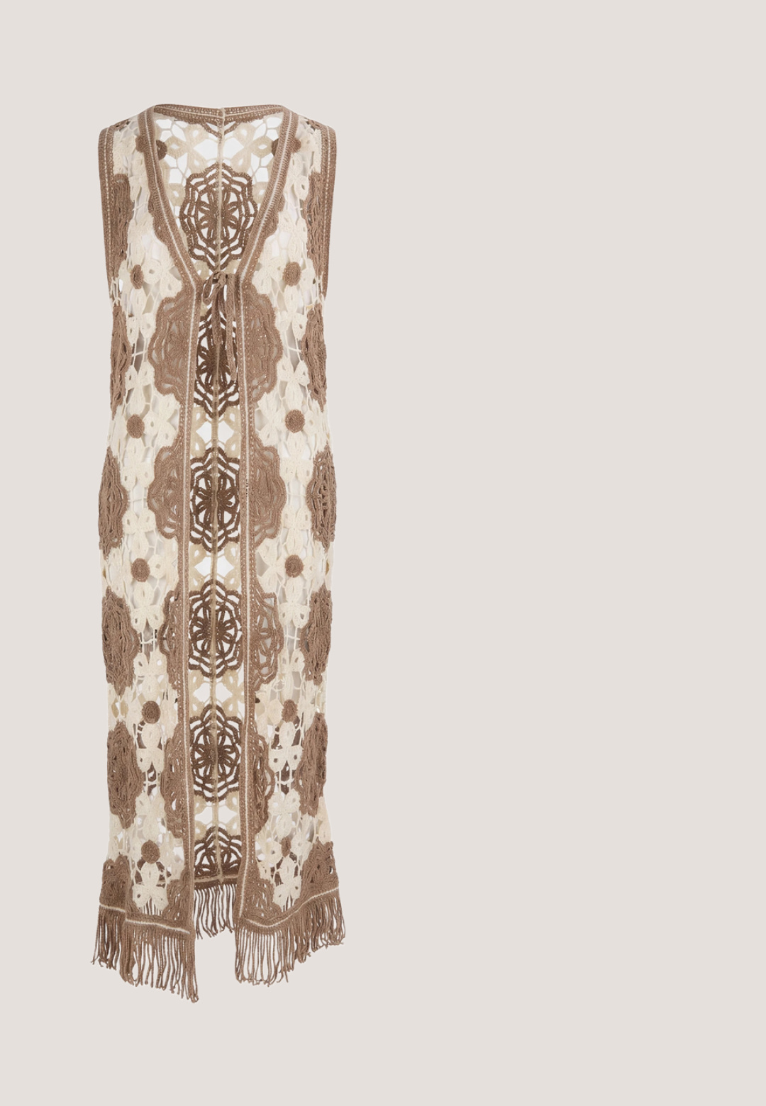Veste longue sans manches marron et beige en crochet avec motifs floraux et bordure à franges à l'ourlet, design ouvert à l'avant.; Top à manches longues, décolleté off-shoulder en tissu doux couleur crème. Présente un détail frontal torsadé et un ruché sur les côtés pour une silhouette ajustée.; Jupe maxi crème avec imprimés bordure paisley bordeaux et floral, avec volants froncés et taille élastique.; Bottines en cuir marron avec un bout pointu, coutures décoratives à l'avant et un petit talon empilé. Présente un haut incurvé et un détail de logo embossé.; Sac cabas rectangulaire en paille tissée avec une longue poignée tressée, fibres naturelles marron clair et ouverture sur le dessus.; Collier doré composé de deux rangées de petites perles multicolores en bleu, blanc et noir, avec un pendentif en forme de coquillage au centre.