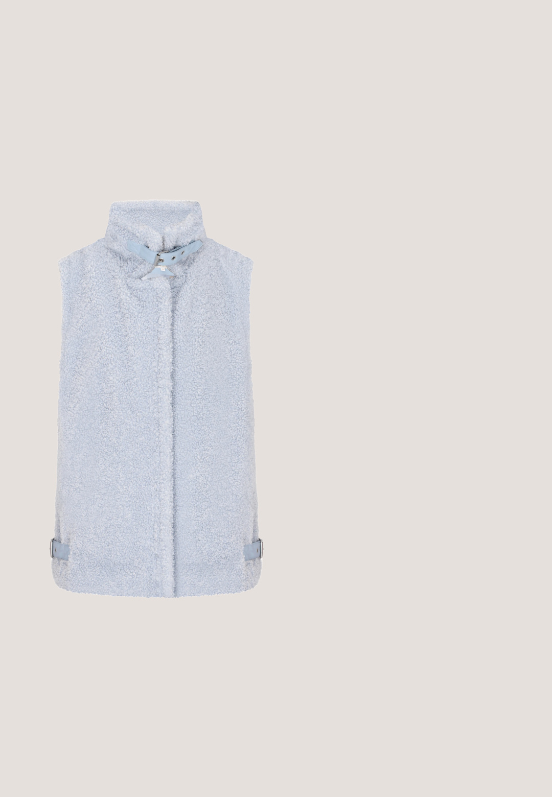 Gilet sans manches bleu clair en tissu texturé, avec un col haut et une fermeture à pression. Accents latéraux en matériau contrastant.; Pull court en bleu foncé, fabriqué en doux mélange de coton. Il a des manches longues et des poignets côtelés avec un col rond. Texture lisse.; T-shirt court bleu en coton doux, avec un col rond, des manches courtes et un design simple sans motifs ni accents.; Pantalon de sport bleu clair avec une texture lisse, une taille élastique et un motif subtil. Présente un logo près de la hanche et des accents de couleur sur l'ourlet.; Baskets Fila bleu clair avec lacets, flottant au-dessus d'une surface en béton avec des marches en pierre en arrière-plan.; Sac bandoulière en mesh bleu avec une forme incurvée, fermeture zippée et une sangle en satin. Conception légère avec une surface texturée.