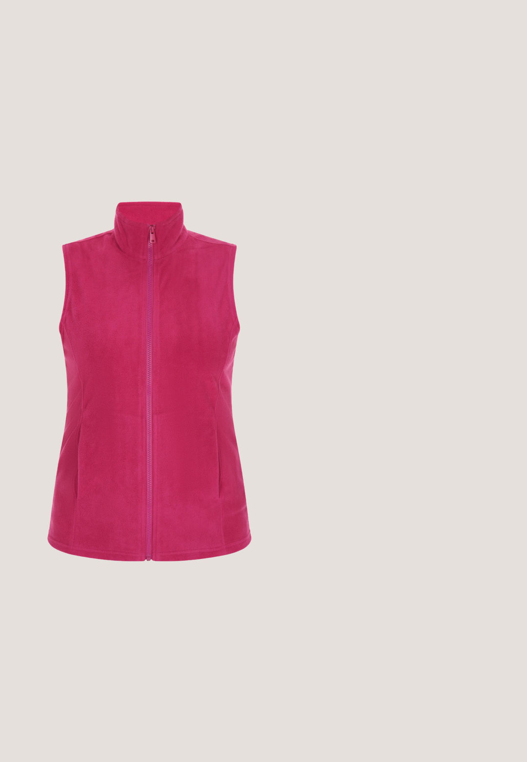 Chaleco de forro polar en rosa brillante con un cuello alto, cremallera completa y dos bolsillos laterales; textura suave sin patrones adicionales.; Top rosa fucsia de punto de manga corta con escote redondo, ajuste relajado y textura sutil, mostrado sobre fondo blanco.; Pantalones de chándal de algodón rosa con cintura elástica, cordón ajustable y dos bolsillos frontales. Diseño de pierna tapered con una textura suave.; Zapatillas de lona rosa con suela de goma blanca, punta redonda y rayas negras de acento. Presenta cordones blancos y una pequeña pestaña en el talón.; Bolso de hombro de cuero rosa brillante con correa ajustable y pequeño parche de tela con logo en el centro del frente sobre fondo blanco.; Pulsera ajustable de cordón rosa con charm de corazón con cuentas plateadas y pequeño cierre plateado en forma de corazón sobre fondo blanco.