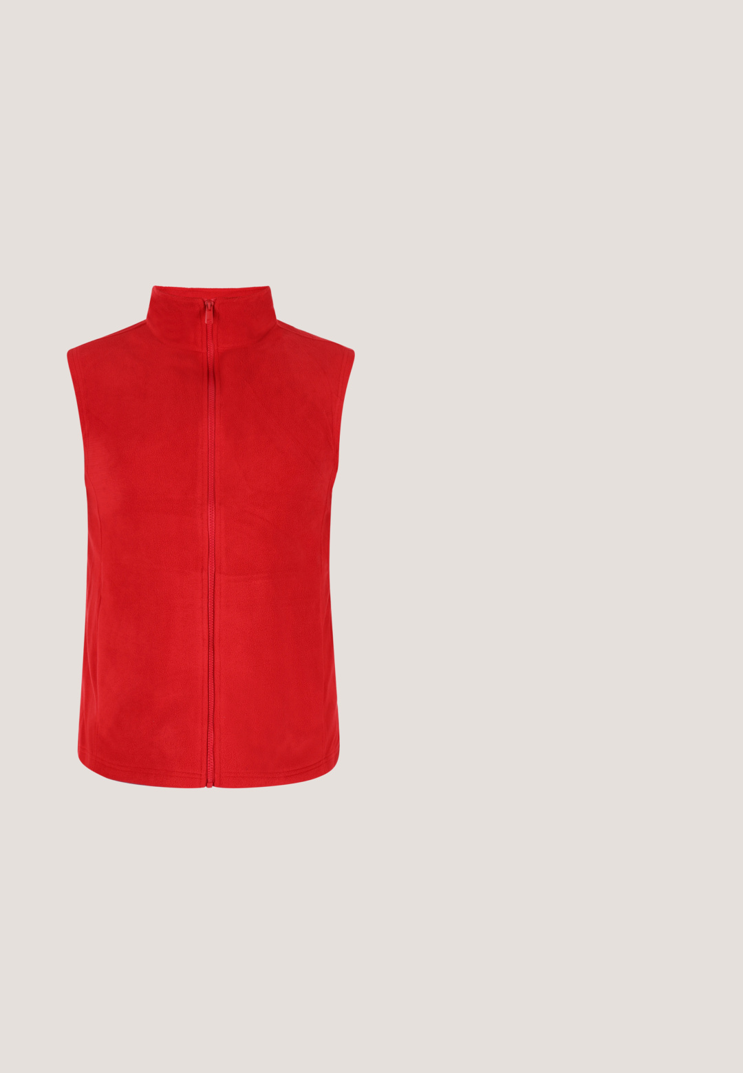 Rød fleecevest med høj krave og lynlås foran. Har en glat tekstur og ingen ærmer, designet til varme og lagdeling.; Sort striktrøje med iøjnefaldende røde grafiske designs, herunder ordene "Kærlighed Dræber Langsomt" og et hjerte motiv. Rund hals og lange ærmer.; Sort T-shirt med korte ærmer og rund hals, med lodrette røde "HUGO"-logoer langs højre side og en rød mærkat i nakken.; Sort og grå tie-dye joggers med elastisk talje og røde grafiske designs på venstre ben. Blødt stof og tætsiddende pasform.; Sort højt sneakers med tekstureret sål, snørebånd foran, polstret ankelkrave og subtilt rødt detaljer på hælrem og tungespids.; Sort rektangulær crossbody-taske med bred sort justerbar rem, rød lodret stribe og lille sølvfarvet trekantet logo.