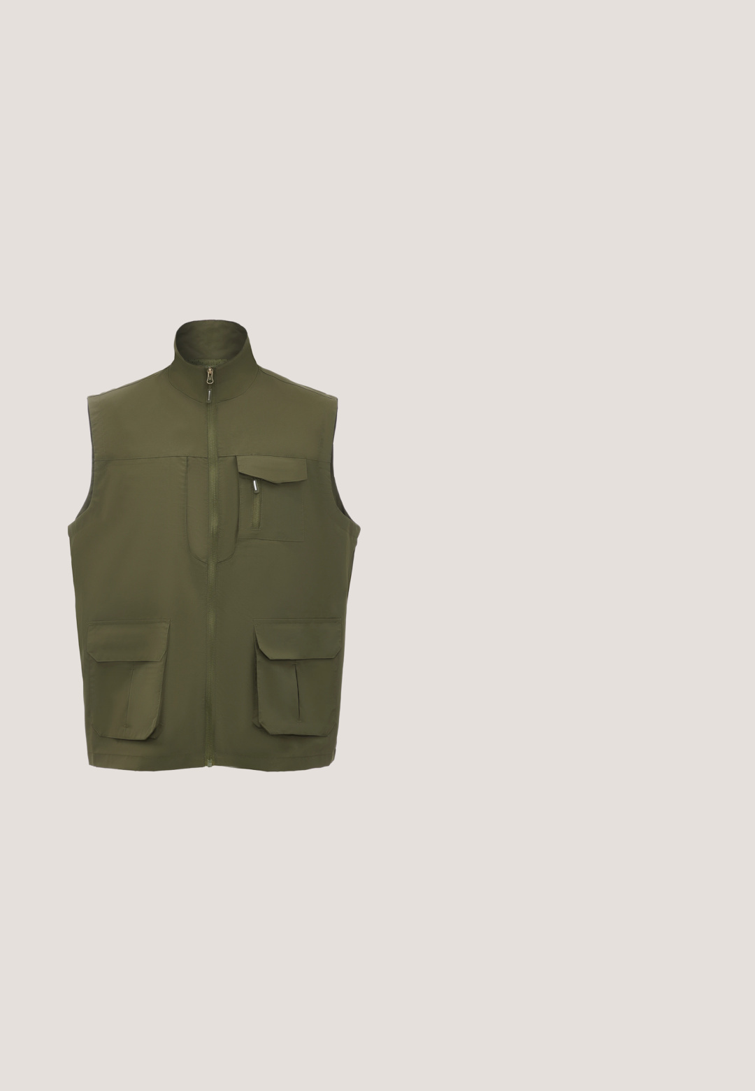 Oliven grøn vest med høj krave, fuld frontlynlås og fire lommer (to på brystet, to i taljen) lavet af glat stof.; Strikket sweater i off-white med tekstureret mønster, V-hals og krave, lange ærmer samt ribstrikkede kanter ved ærmer og bund.; Hvid bomulds t-shirt med rund halsudskæring, korte ærmer og lige kant. Har et lille logo detaljeret i nederste hjørne.; Brune afslappede herrebukser med knap- og snørejustering i taljen samt sidelommer, vist på en hvid baggrund.; Mørkebrun ruskinds lavtop sneaker med matchende snørebånd og gummisål, vinklet til venstre på en hvid baggrund.; Marineblåt ruskindsbælte med en sølvfarvet rektangulær spænde og to bæltestropper, rullet sammen på en hvid baggrund.