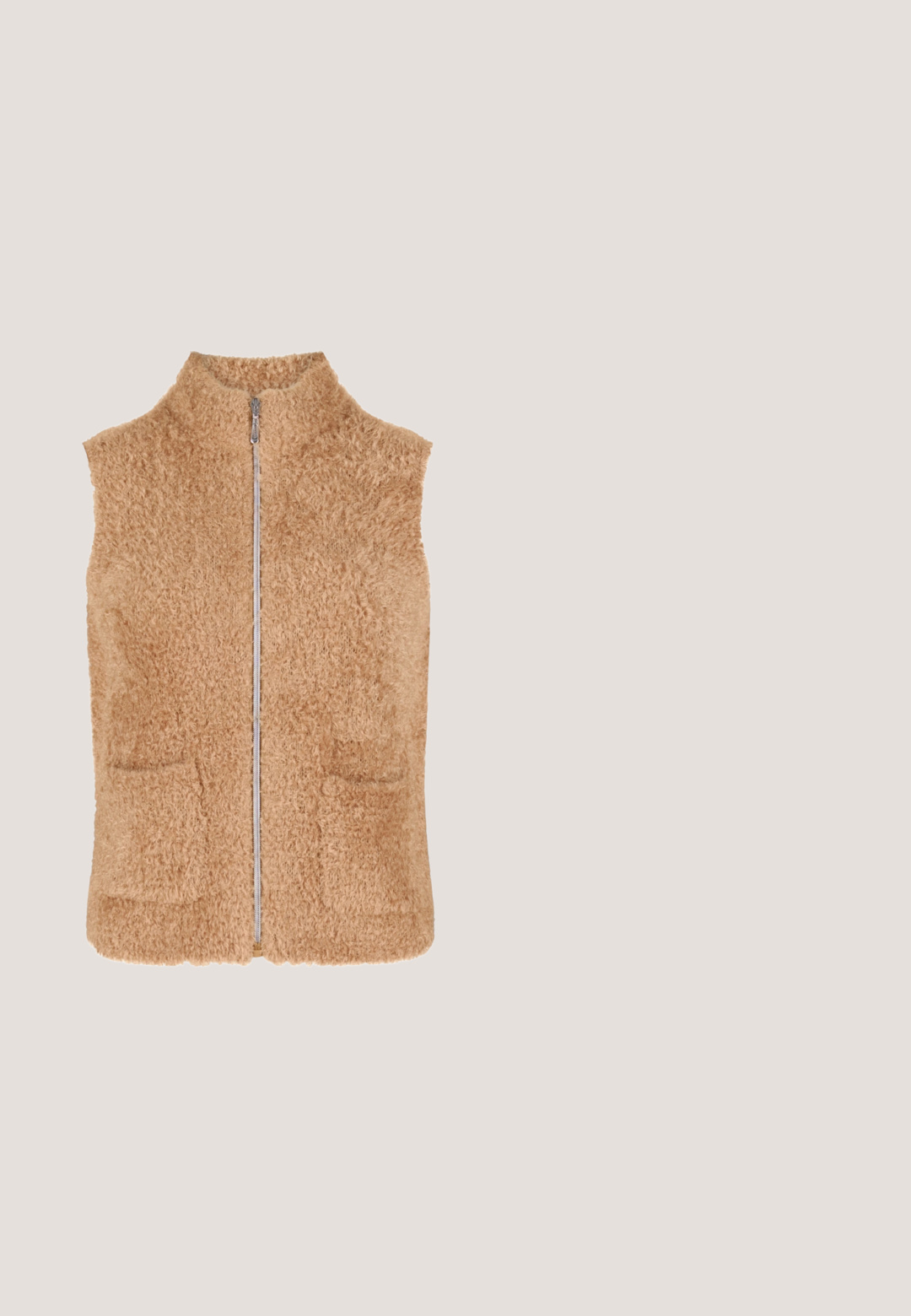 Mouwloze lichtbruine pluizige bodywarmer met ritssluiting aan de voorkant en twee zakken aan de voorkant, gemaakt van zachte gestructureerde stof.; Pullover sweater van zacht, lichtgewicht breimateriaal. Heeft een hoge, geribbelde funnelneck en lange mouwen in een gedempt mauve kleur.; Bruin en beige geruite wijde broek met hoge taille en volledige lengte tegen een witte achtergrond.; Bruine suède enkelboot met een geweven crèmekleurige rand, een ronde neus en een dikke, lichtgekleurde rubberen zool. Platter ontwerp met een lage hoogte.; Handtas met een tan textuur en een zachte buitenkant, bruin leren accenten, een korte handgreep en gouden hardware. Bevat een logo op een leren label.; Bruine gevlochten leren armband met een gouden cilindervormige sluiting, met kleine gouden hart- en engelenvleugelbedeltjes.