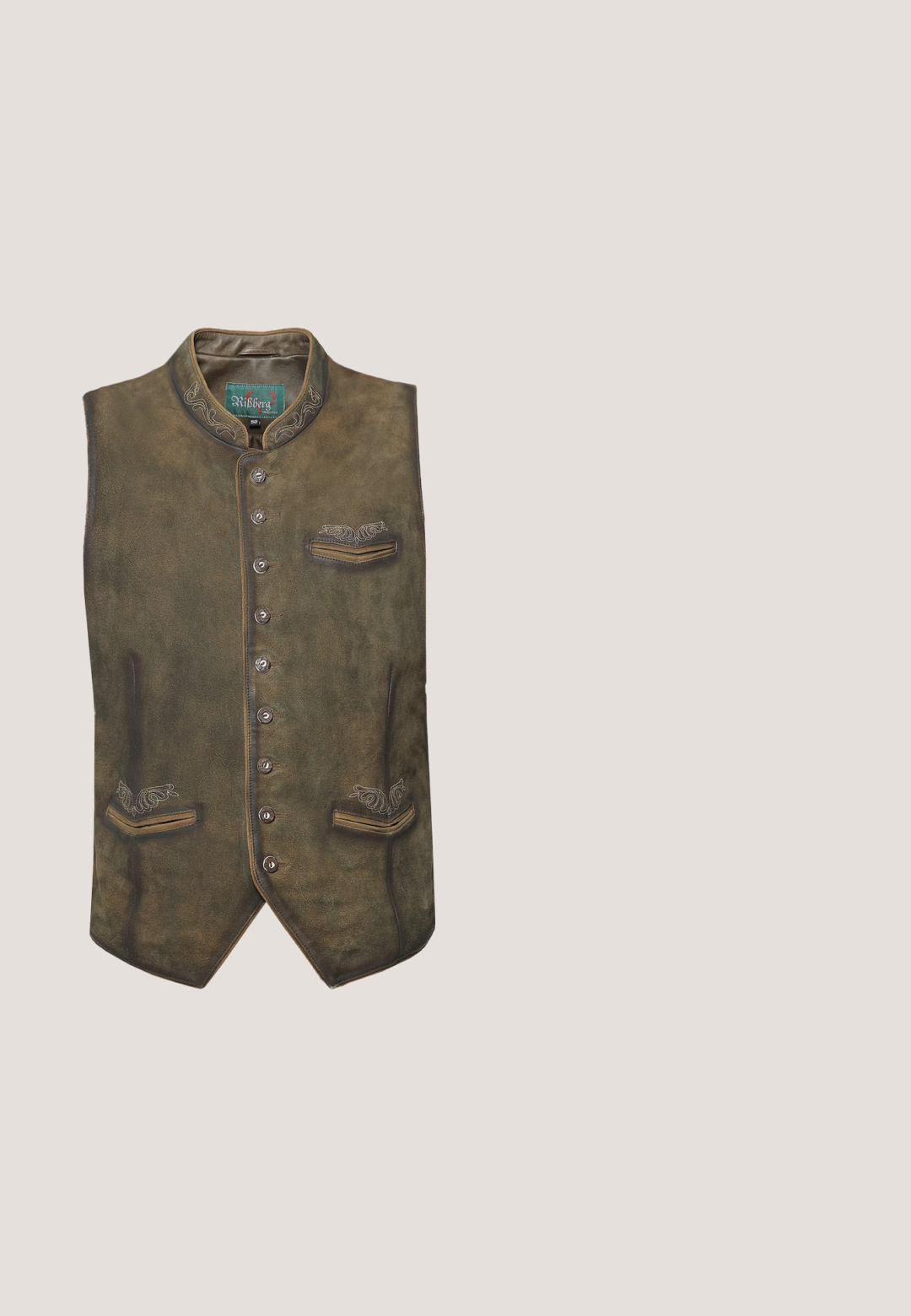 JCC TRACHTEN - Veste sans manches - brown; Chemise blanche à manches longues avec un col mandarin, ornée de boutons argentés et d'un logo brodé bordeaux. Les poignets présentent un motif à carreaux rouge et blanc.; Shorts en daim marron avec des broderies élaborées, dotés d'un côté boutonné, d'une ceinture avec une boucle décorative en argent et de deux poches avant.; Chaussures en cuir bourgogne avec semelles en caoutchouc marron, bout rond, couture blanche et œillets dorés. L'intérieur présente une doublure jaune.; Lunettes de soleil rectangulaires en écaille avec des verres vert foncé et des branches noires, inclinées pour montrer les détails de face et de côté.; Bracelet en perles en œil de tigre marron avec des perles sphériques brillantes et mates alternées, comportant deux intercalaires décoratifs en métal argenté.