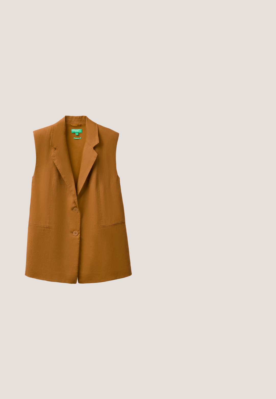 Mouwloos bruin colbertvest met inkepingskraag, twee knopen en twee voorzakken met paspel, plat liggend afgebeeld op een witte achtergrond.; Bruine T-shirt met korte mouwen en een ronde hals, losse pasvorm, eenvoudig ontwerp en subtiele stiksels langs de randen.; Loszittende bruine gestructureerde broek met elastische tailleband, trekkoord en grote zakken aan de voorkant.; Bruine suède instapsandaal met een kurken voetbed, voorzien van een uitgesneden ontwerp en een gestructureerde zwarte rubbersole. Merkenlogo zichtbaar aan de zijkant.; Schilpaddenbril met een stevige rechthoekige montuur, bruine lenzen en slanke pootjes met een subtiele merkdetail.; Bruine suède schoudertas met een gladde leren afwerking, brede zachte schouderbanden en een geperst logo aan de voorkant. Heeft een minimalistisch design.