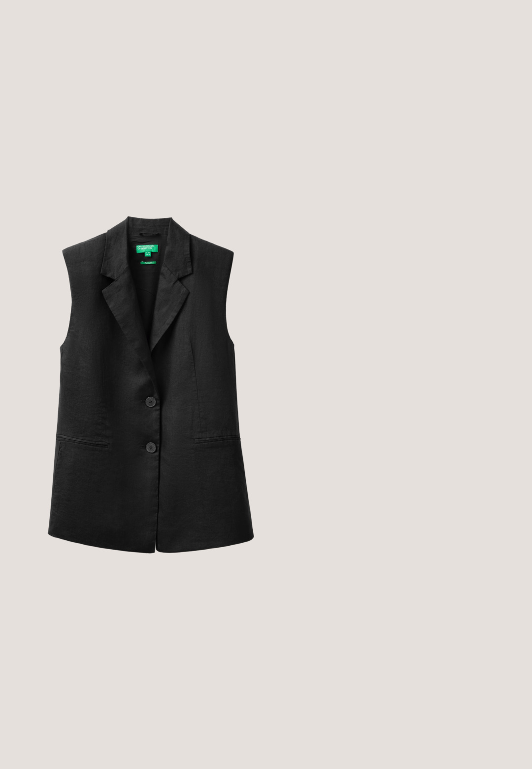 Schwarzer ärmelloser Blazer mit Reverskragen und zwei vorderen Knöpfen, mit zwei horizontalen Taschen und einem grünen Markenlabel innen im Kragen.; Dunkelgraues ärmelloses Tanktop mit rundem Ausschnitt und lockerer Passform, aus leichtem Stoff gefertigt.; Weite Hosen aus dunkelblauem Stoff mit subtilen vertikalen Streifen, ausgestattet mit einem Knopfverschluss und einem strukturierten Bund.; Schwarze Riemchensandale mit einer strukturierten, geprägten Musterung auf zwei sich überlappenden Riemen und einer flachen Gummisohle. Minimalistisches Design mit glattem Innenbereich.; Schwarze Sonnenbrille mit eckigem Cat-Eye-Design, dunkel getönten Gläsern, glänzenden Kunststoffrahmen und subtilen goldenen Akzenten an den Bügeln.; Schwarze gewebte Tragetasche mit abgerundeten Griffen, einem inneren Stoffbeutel mit Kordelzug und einer dekorativen Quaste mit Holzperlen auf der linken Seite.
