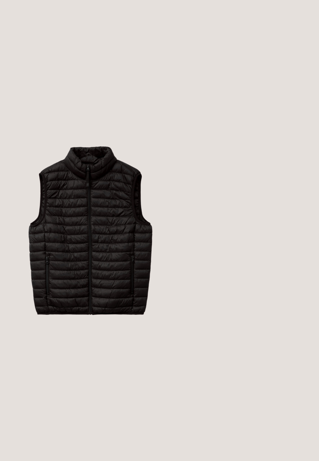 Zwarte puffer vest met hoge kraag, gewatteerd ontwerp, rits sluiting aan de voorkant en twee zijzakken met rits. Gladde, lichtgewicht stof.; Witte lange mouw crewneck sweatshirt met subtiel Calvin Klein-logo op de linkerborst en geribbelde manchetten en zoom.; Khaki geribbelde t-shirt met korte mouwen en ronde hals, met een relaxte pasvorm en zachte textuur, geschikt voor casual wear.; Olijfgroene broek met verticale krijtstrepen, voorzien van een op maat gemaakte taille, plooien en een rechte pijp. Gladde textuur.; Witte suède sneaker met marineblauwe accenten, ronde neus, platte veters, gestructureerd bovenwerk en een opvallend logo aan de zijkant. Soepele rubberen zool.; Compact taupe rechthoekige schoudertas met ritssluiting, voorvak en verstelbare band met merknaam tekst.