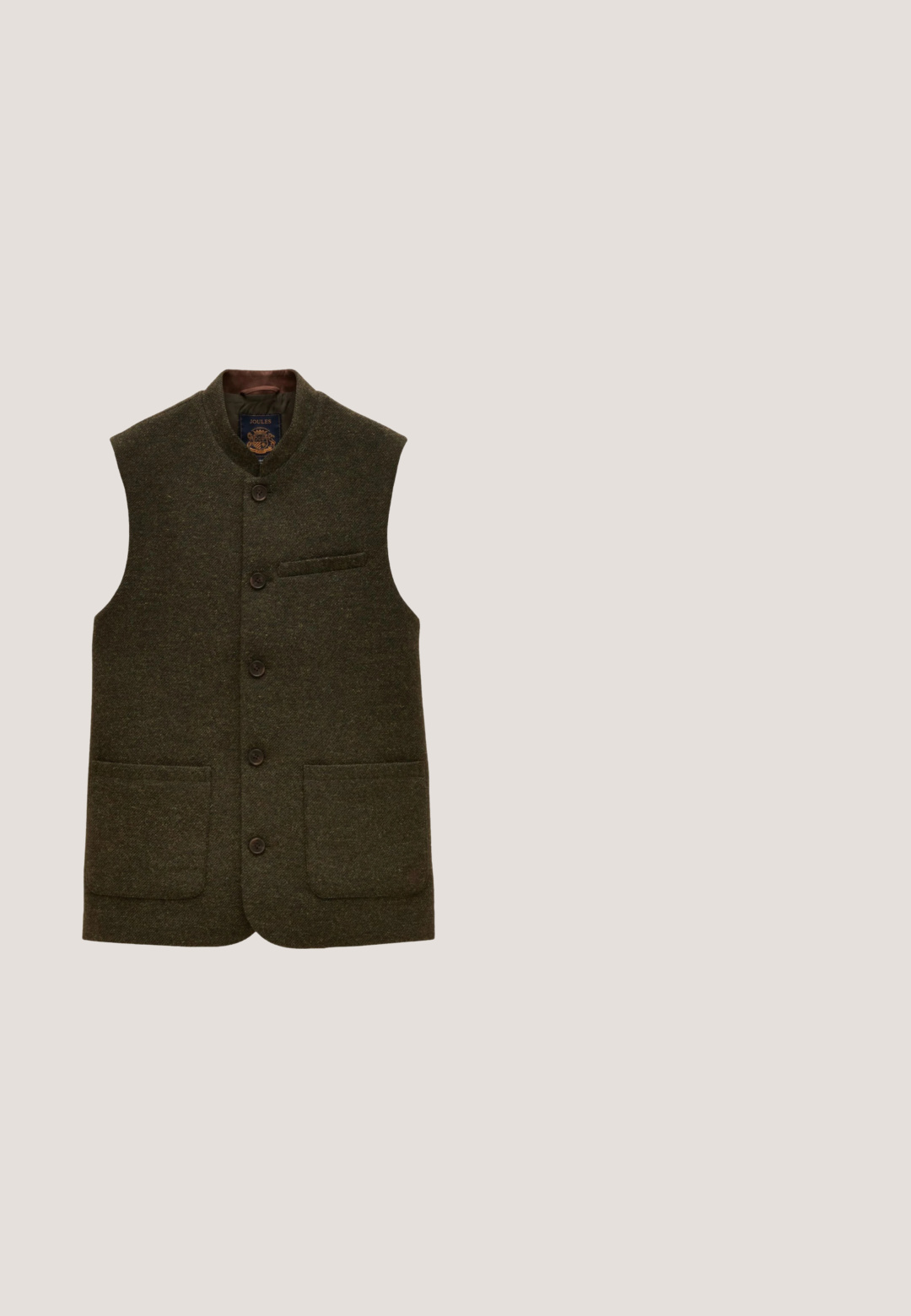 Dunkelbraune wollene Weste mit Knöpfen, Stehkragen, zwei unteren aufgesetzten Taschen und einer Brustleistentasche.; Rostfarbener Rollkragenpullover aus weichem Material. Figurbetontes Design mit langen Ärmeln und geripptem Kragen sowie Saum. Glatte Textur im gesamten Pulli.; Hellgelbes langärmeliges Hemd mit Knopfleiste, Kragen und Brusttasche mit kleinem besticktem Logo auf hellem Hintergrund.; Braune Cord-Hosen mit geradem Schnitt, mit einem Knopfverschluss, Seitentaschen und einer glatten Textur.; Dunkelbrauner Leder-Wingtip-Brogue-Schuh mit dekorativen Perforationen, Schnürverschluss und Holzsohle mit mehrlagigem Absatz.; Braune, abgenutzte Leder-Umhängetasche mit Tragegriff und verstellbarem Schulterriemen aus dunklem Stoff, minimaler Nahtführung und Klappenverschluss.