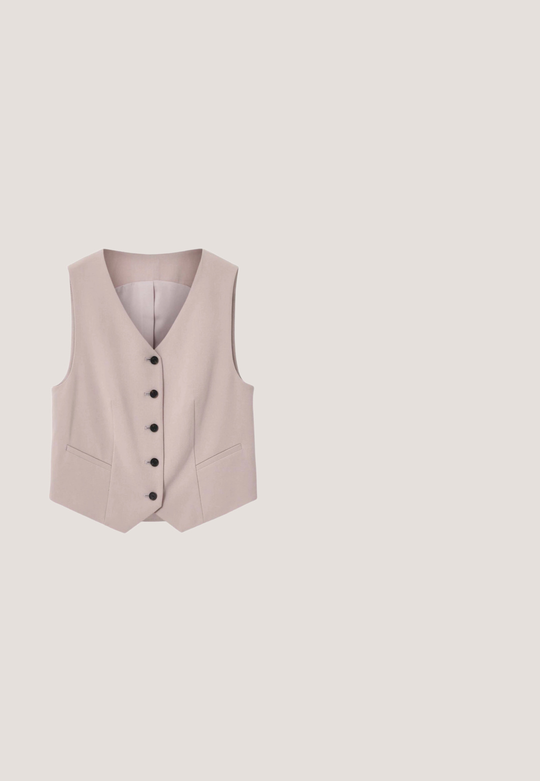 Beige ärmellose, geknöpfte Weste mit V-Ausschnitt und zwei Fronttaschen, taillierte Passform, schlichtes und formelles Design.; Dunkelbraunes kurzärmliges, geripptes Poloshirt mit drei Knöpfen und klassischem Kragen, auf einfarbigem Hintergrund dargestellt.; Graue, maßgeschneiderte Hose mit geradem Bein, Vorderfalten und dekorativen Seitentasten für zusätzlichen Stil. Glatte Stoffstruktur.; Beige Slingback-Pumps mit spitzer Spitze, verziert mit einer goldenen Dekokette, einem niedrigen Blockabsatz und seitlichen Ausschnitten. Glatte Lederstruktur.; Schwarze Cat-Eye-Sonnenbrille mit dunklen Gläsern und goldenem Logo-Detail am Bügel, vor weißem Hintergrund.; Rote strukturierte Ledertasche mit kurzen Griffen, verstellbarem Schulterriemen und Seitenpaneelen mit wiederholtem weißen "DKNY"-Logo.