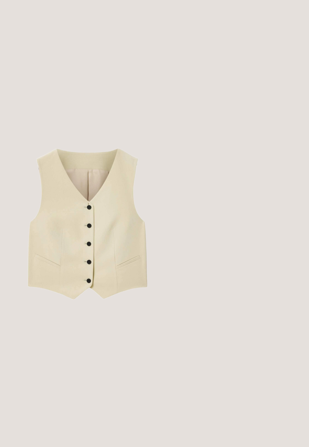 Beige ærmeløs vest med V-hals, fem sorte knapper foran og to slidser foran, lagt fladt på en hvid baggrund.; Ærmeløs strikket haltertop med høj ribstrikket hals og frynsesnøre, med horisontalt beige og creme åbent strikket stribet mønster.; Beige plisserede shorts med et skræddersyet design, der har høj talje og en glat tekstur. Fire frontplisseringer skaber volumen. Ingen lommer.; Flad sandal med vævet beige rem og guldfarvet rundt spænde på træsål.; Halvcirkelformet flettet halm håndtaske med tan læderklaplukning og enkelt tan læder skulderrem.; To halskæder i guldbelagt kæde med runde, iriserende og guldfarvede discperler arrangeret i forskellige størrelser.