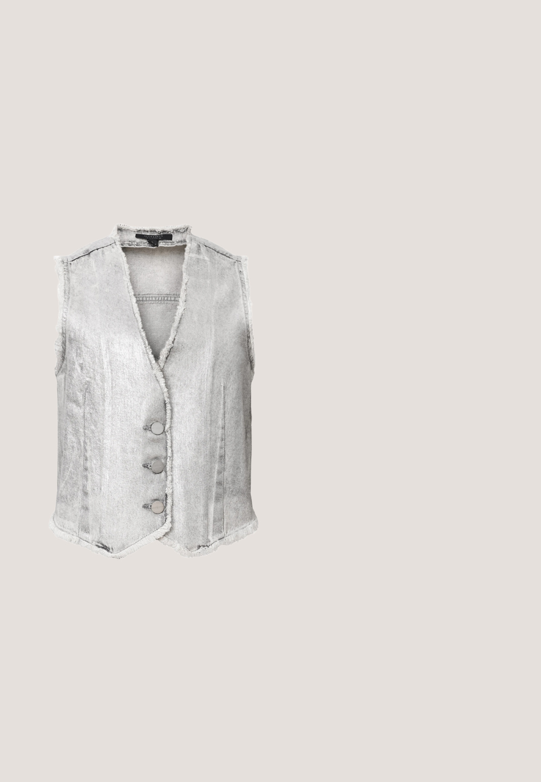 Zilveren spijkerjasje met een V-hals, mouwloos ontwerp, rafelige randen en zes knopen aan de voorkant voor sluiting.; Witte T-shirt met korte mouwen en ronde hals in een losse pasvorm, gemaakt van gladde stof, afgebeeld op een witte achtergrond.; Culture CUALAINE - Broek - black; Zwarte suède enkellaarzen met een puntige neus, een slanke hak van 6 cm en een rits aan de zijkant voor gemakkelijke instap. Soepele textuur en elegante silhouet.; Zwarte leren crossbodytas met gestructureerd oppervlak, voorflap, zilveren ringdetail en verstelbare schouderriem.; Zilveren ketting met vier hangende letterbedels die "L", "O", "V", "E" spellen en een hart, voorzien van een karabijnsluiting en verstelbare lengte.