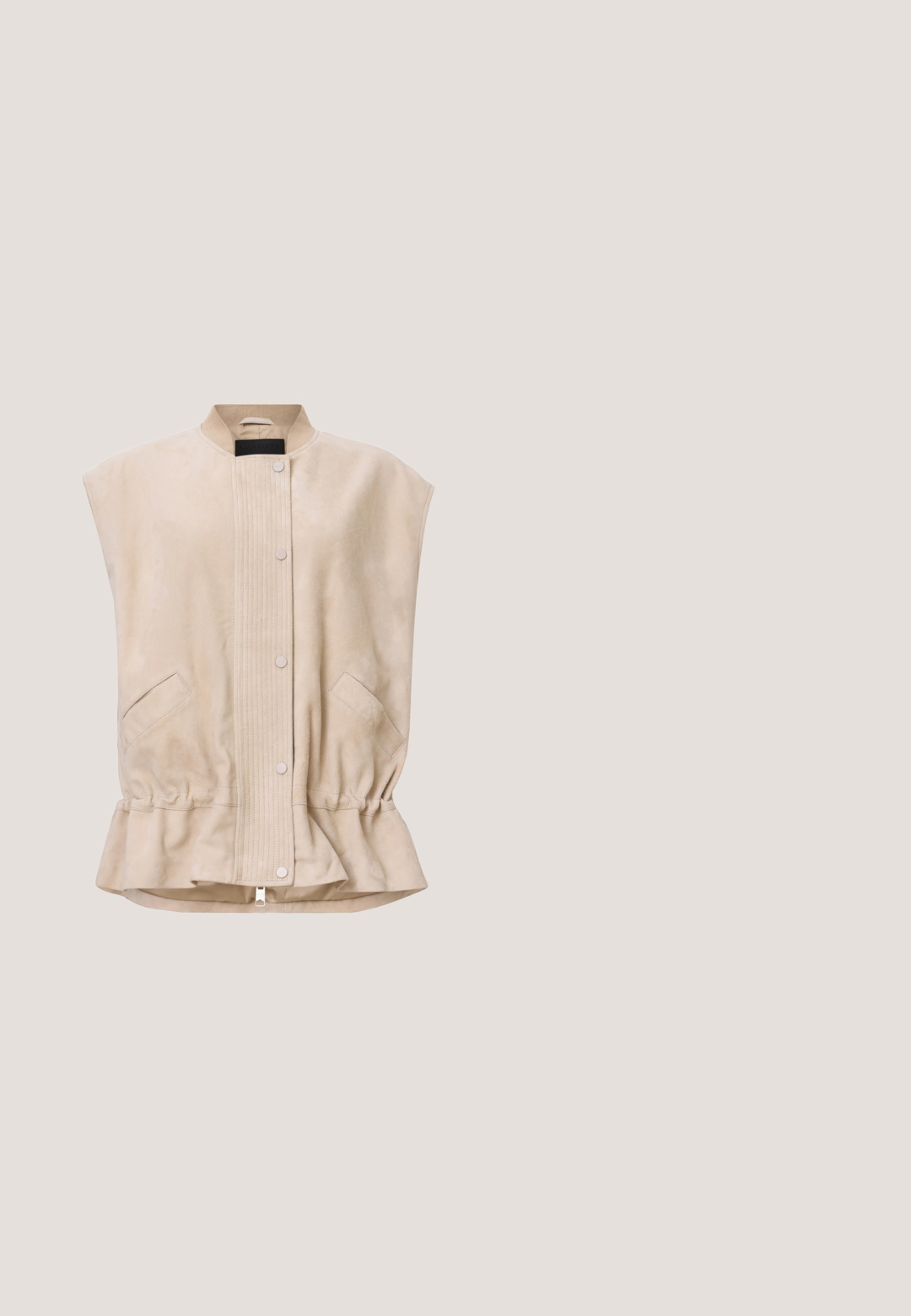 Gilet en suède beige avec col montant, fermeture à boutons sur le devant, détails côtelés et deux poches latérales avec un ourlet froncé.; Haut blanc oversize à manches courtes avec un col rond haut avec le texte « Calvin Klein » répété sur le col.; Samsøe Samsøe SATOVE TROUSERS - Pantalon classique - egret; Baskets en suède tan au design minimaliste, bout rond et semelle en caoutchouc. Présente deux bandes verticales et un laçage. Texture lisse.; Sac à épaule en cuir noir avec un motif géométrique beige répétitif, fermeture éclair dorée et deux anses réglables sur fond blanc.; Bracelet jonc en métal de couleur or avec une surface lisse et polie et une petite fermeture sur un fond clair uni.
