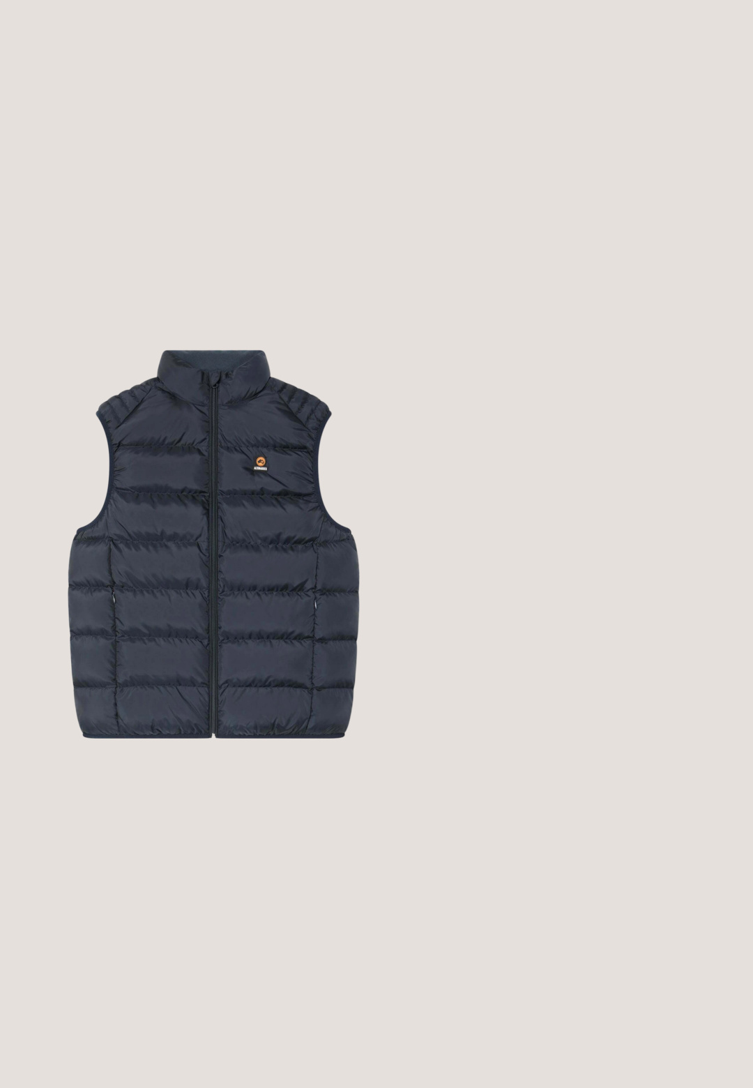 Chaleco acolchado azul marino con cuello alto, cremallera frontal y patrón rectangular en horizontal. Presenta un pequeño logotipo en la parte superior izquierda.; Sudadera azul marino hecha de tela suave, con capucha ajustable, puños acanalados y un logo impreso en el pecho.; Camisa de algodón de manga larga en color teal con cuello, cierre delantero de botones y pequeño logotipo en el pecho. Textura suave con un diseño sólido.; Pantalones de vestir negros ajustados con cierre de botón y cremallera, trabillas para cinturón y bolsillos delanteros, mostrados sobre un fondo blanco.; Zapatilla deportiva de punto azul marino de corte bajo con lengüeta blanca en el talón y suela de goma blanca, vista desde el lado exterior.; Pepe Jeans BROMLEY - Bandolera - blue