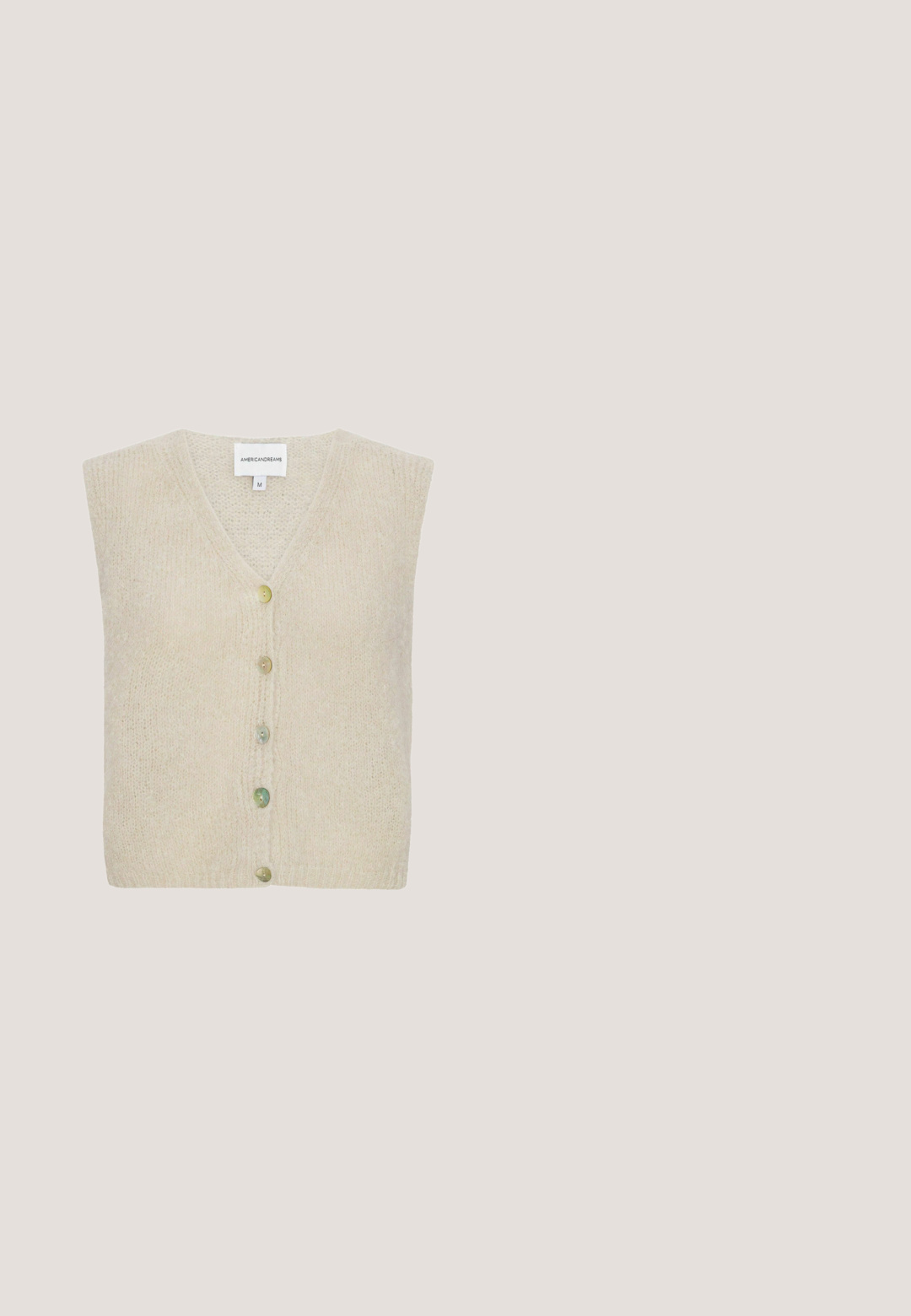 Strikvest i cremefarve uden ærmer med V-hals og fem forskellige knapper foran, størrelse medium, mærke American Dreams.; Beige kortærmet bluse med V-udskæring, diskrete læg under halsudskæringen og let puffede skuldre, lagt fladt på hvid baggrund.; Beige linnedragt med lige ben, elastik i taljen og to forlommer, designet til afslappet brug.; Beige ruskindsklipklapper med rund tå, justerbar rem og spænde, kork-mellemsål og tekstureret sort gummisål for godt greb.; Rektangulære brune solbriller med tykke stel og brune tonede linser, vist forfra på hvid baggrund.; Tanfarvet læderhåndtaske med vævet beige frontpanel, guldfarvet låsedetalje og bred skulderrem mod hvid baggrund.
