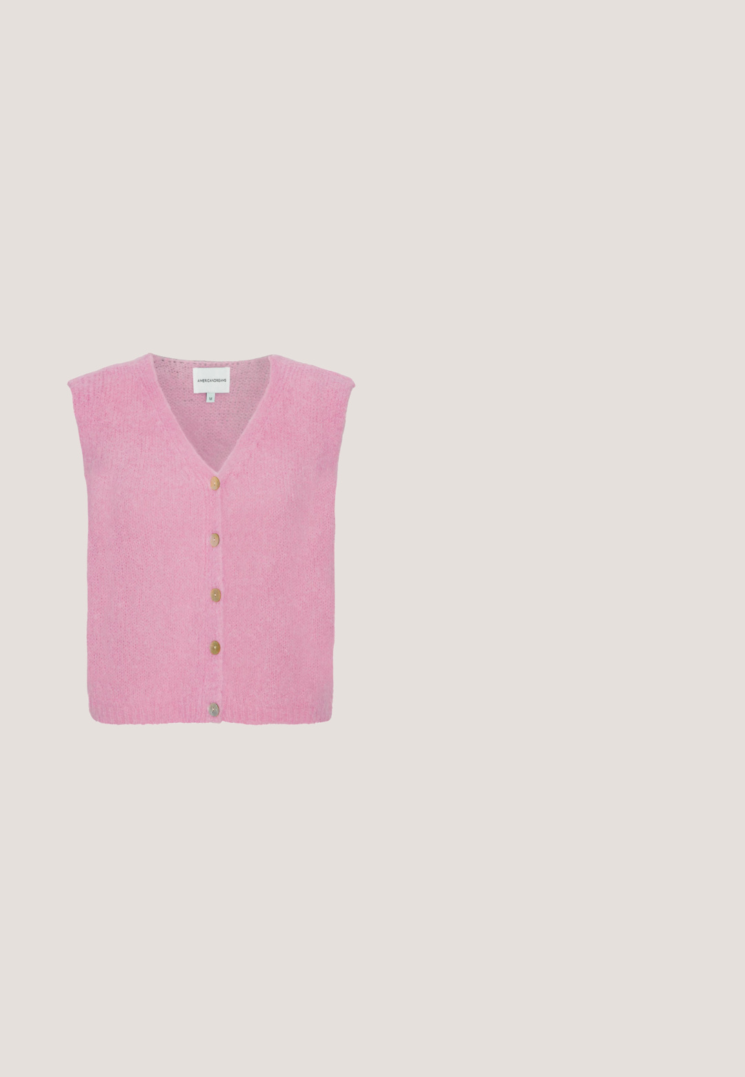 Zachte roze mouwloze gebreide vest met een V-hals en vijf beige knopen aan de voorkant, maat medium.; Roze gestreepte overhemden met knoopsluiting, een kraag en lange mouwen. Gemaakt van lichtgewicht stof met een gladde textuur.; Lichtroze, hoog getailleerde broek met een losse pasvorm, elastische tailleband en trekkoord. Voorzien van subtiele verticale strepen voor textuur.; Roze lage sneaker met witte accenten, lichtroze veters, metalen gouden hieltab en een bruine rubberen zool, zijaanzicht.; Roze leren schoudertas met gouden rits, verstelbare band en afgeronde onderkant, klein kwastdetail aan de zijkant.; Gouden armband met een ketting met vijf kleurrijke edelstenen in verschillende vormen: rood, blauw, groen, roze en paars. Inclusief een sluiting en een verstelbare ketting.