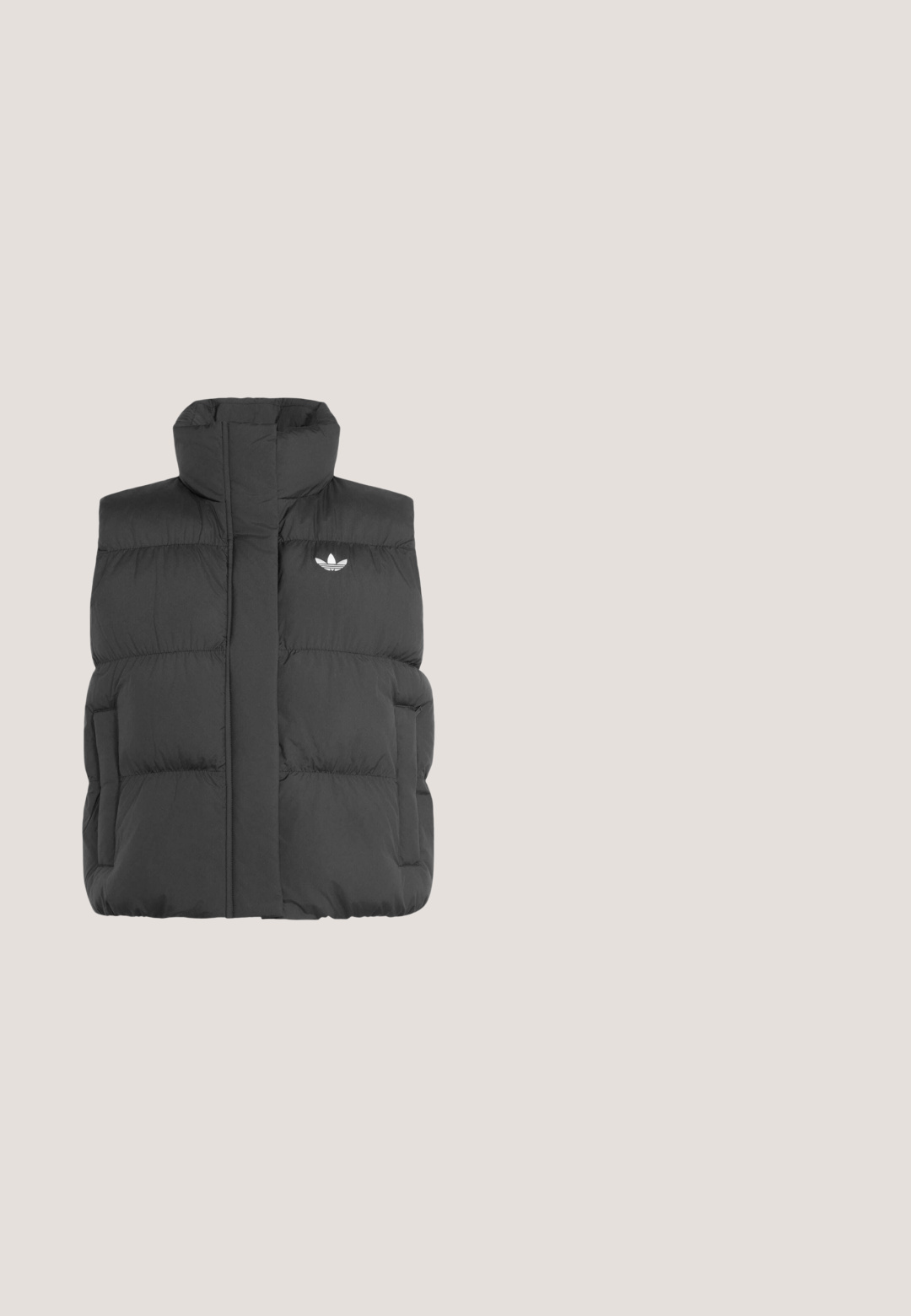 Schwarze gesteppte ärmellose Weste mit hohem Kragen und kleinem weißem Adidas-Logo auf der Brust, Fronttaschen und zentralem Reißverschluss, der von einer Blende bedeckt ist.; Hellgrauer Pullover mit Rundhalsausschnitt, langen Ärmeln und gerippten Bündchen an Ärmeln, Saum und Kragen, mit weißem Logo auf der linken Brust.; Schwarzes cropped T-Shirt mit weißen dreifachen Streifen auf den Schultern und Adidas-Trefoil-Logo auf der linken Brust.; Schwarze Jogginghose mit weißen Seitenstreifen, elastischem Bund und einem Logo-Patch. Hergestellt aus glattem, leichtem Stoff. Gerades Bein-Design.; Schwarzer Sneaker aus Mesh-Material mit drei horizontalen Streifen, rundlicher Spitze und dicker, skulpturierter Sohle mit einzigartigem Schnittdesign.; Schwarze Leder Tasche mit rechteckiger Form, zwei Griffen, weißer Paspelierung und kleinem weißen Logo auf der Vorderseite.