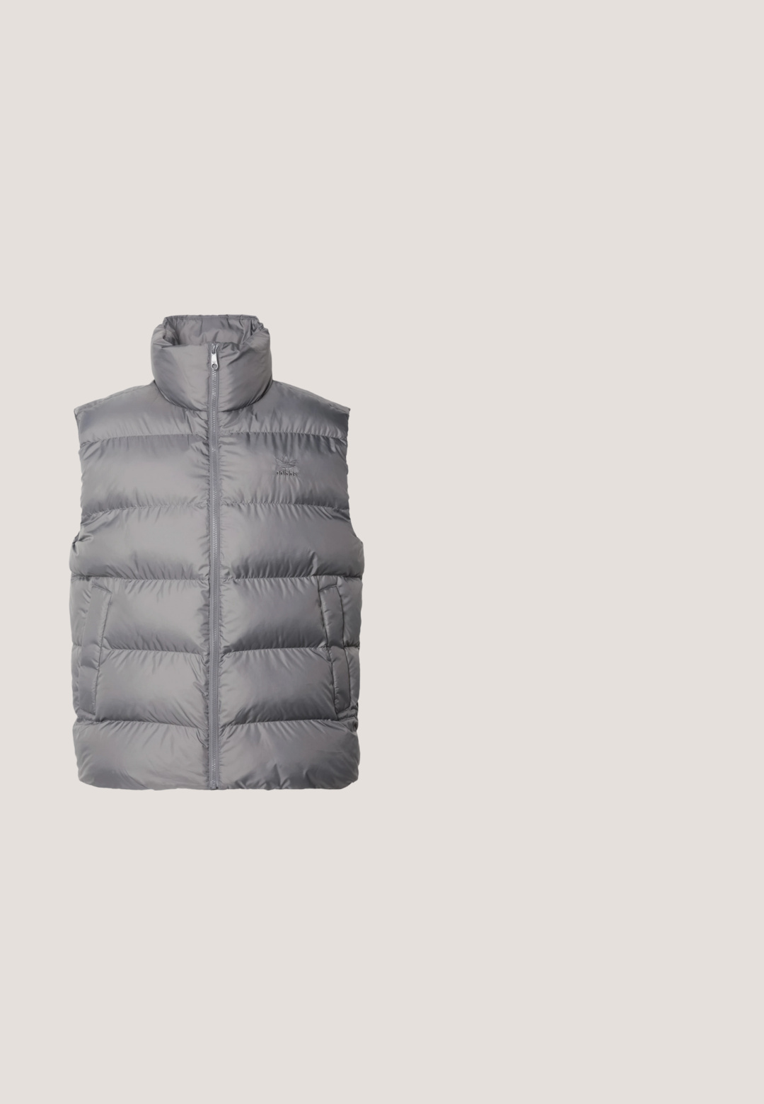 Grå isoleret vest med høj krave, frontlynlås og kviltet tekstur samt to sidelommer. Glat, skinnende stof.; Lysegrå Adidas hættetrøje med sorte striber ned langs ærmerne, sort kant, lynlåslommer og Adidas Trefoil-logo på brystet.; Blå Adidas sport T-shirt med hvidt logo på brystet, hvide striber på skuldrene og neongult piping på skuldersømmene.; Hvide træningsbukser med sorte sidelister, elastisk talje og manchetter; har Adidas-logoet på venstre lår. Glat stoftekstur.; Grå og hvid atletiksneaker med mesh-overdel, sorte striber, blå accenter, hvide snørebånd og tyk hvid sål med mærket "Cloudfoam."; Gennemsigtige solbriller med grå stel og mørke rektangulære linser med "A|X" logo på stængerne, vist på en hvid baggrund.