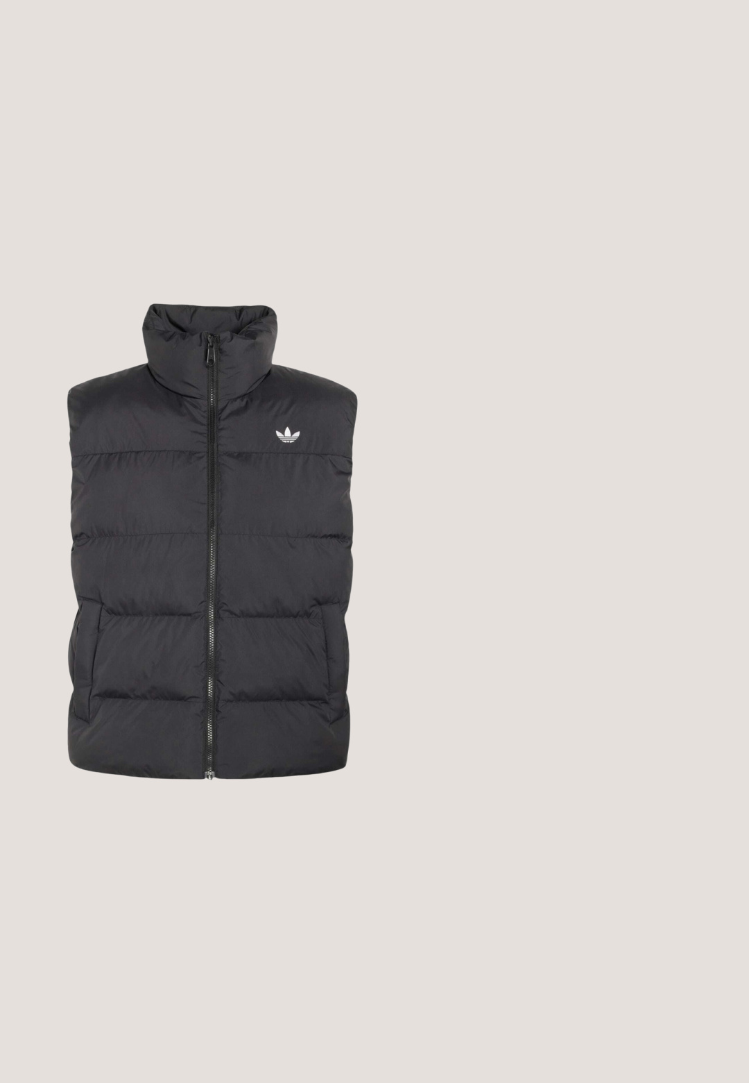 Sort polstret ærmeløs jakke med lynlås foran og høj krave, med en lille hvid Adidas-logo på venstre bryst.; Sort langærmet poloshirt med hvid krave, der har tre hvide striber langs ærmerne og et lille hvidt logo på brystet.; Sorte træningsbukser med en komfortabel elastisk livline, to sidelommer og et glat, let stof. Har diskrete logo detaljer.; Sorte træningssko lavet af mesh og syntetiske materialer, med en tekstureret overflade, flere grå striber og en polstret krave.; Sorte rektangulære solbriller med brune tonede linser, der har teksturerede stænger og et geometrisk design for et moderne look.; Sort nylonpose med en struktureret overflade, der har en central rem og lynlås. Den har diskrete, blanke accenter på forsiden.