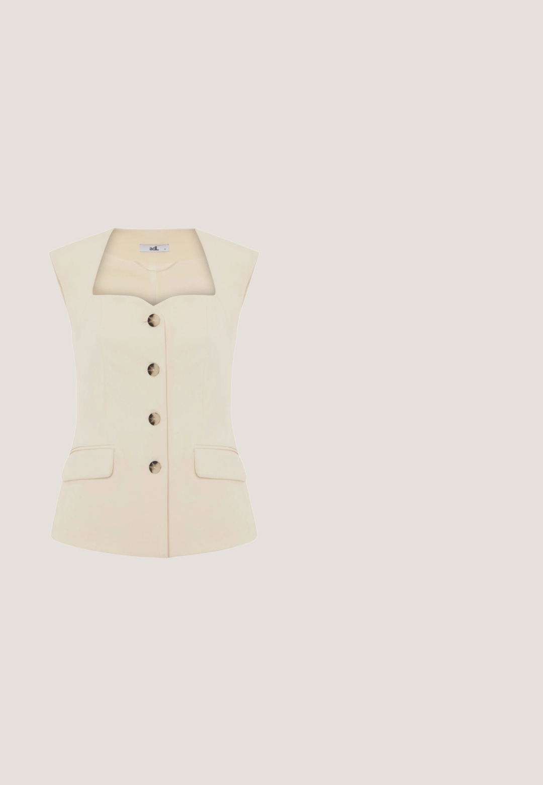 adL Vest - vanilla; Hvid bluse med lange ærmer, knapper foran, elastisk talje, blonderkant og subtilt blomsterbroderi på brystet.; Sort plisseret nederdel med en tætsiddende talje og lang design, der går til gulvet. Fremstillet af letvægtsstof med en glat tekstur.; Sorte læder flade sko med spids tå og en lille, blank hæl. Indvendig med en lys tan-foring. Enkel, slank design.; Hvid læderhåndtaske med perforeret mønster, guldkæde rem, top håndtag med sort og hvid detalje og frontklaplukning.; To glatte, uregelmæssigt formede matguld ørestikker på en hvid baggrund.